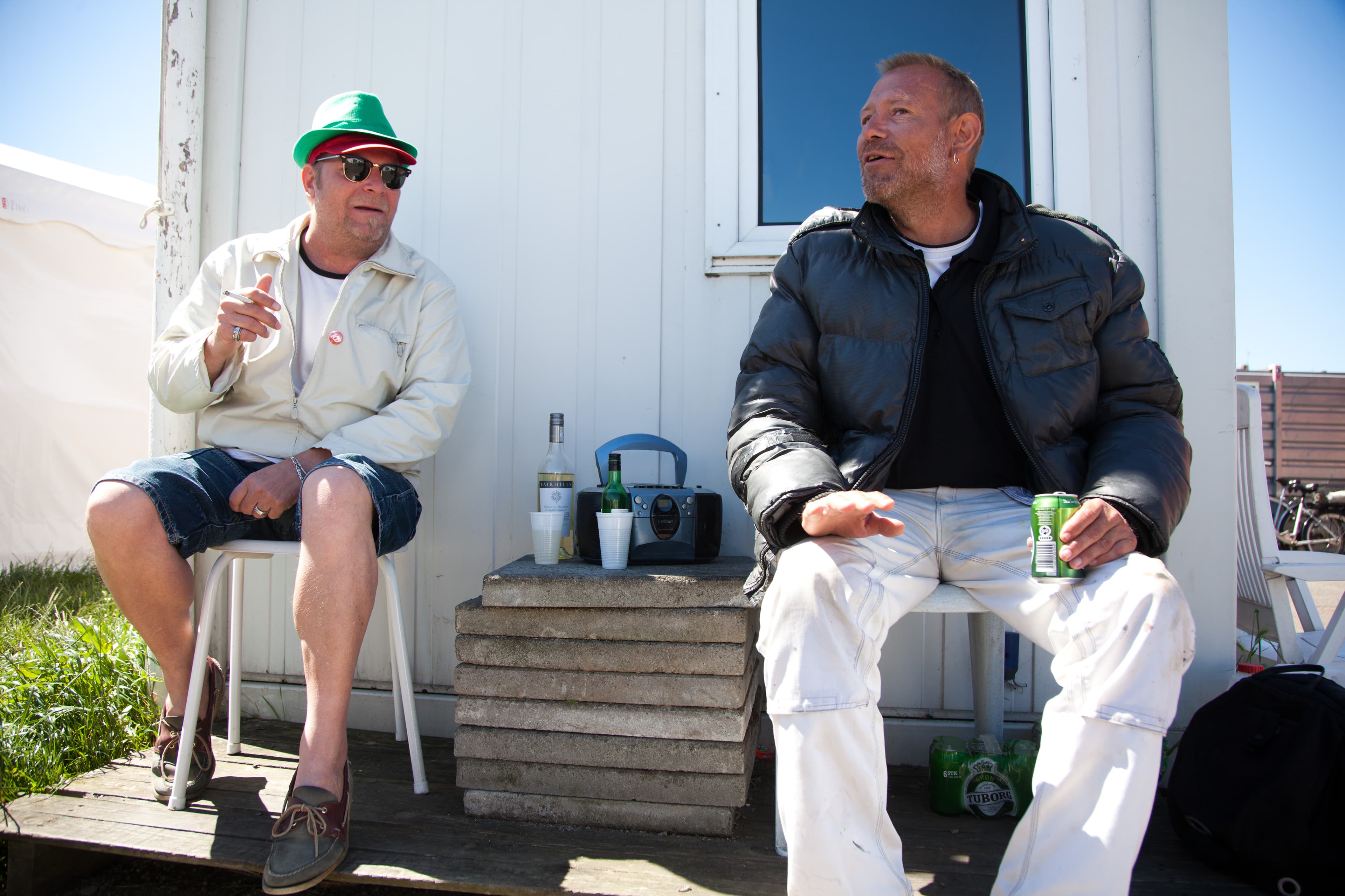 Keld og Svenson har indtaget Kontorets terrasse. Herfra kan man roligt betragte de mange besøgende lidt på afstand.
Foto: Kristian Buus