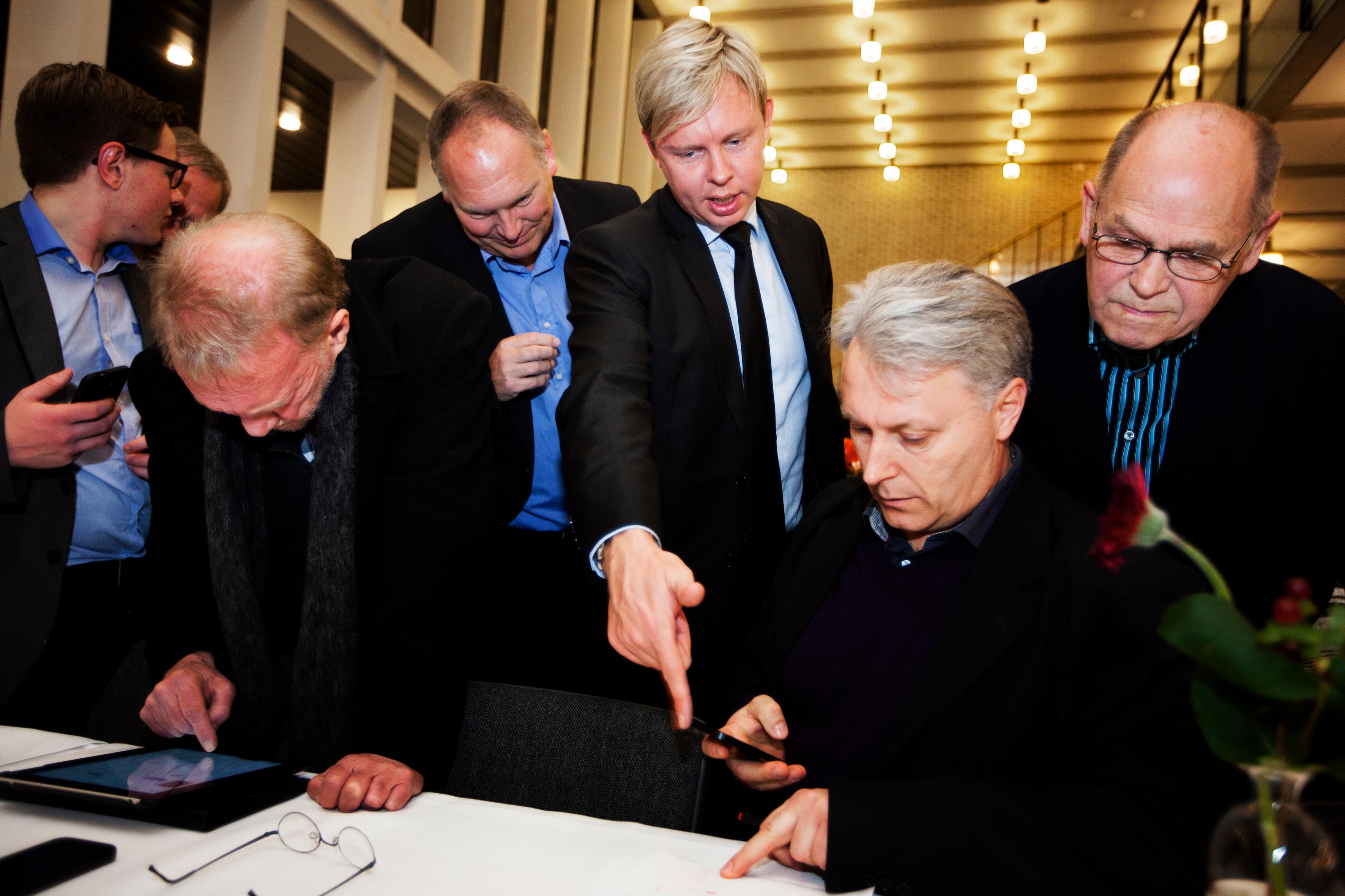 Jacob Bjerregaard (i midten) følger de indkomne tal nøje ved KV13 i Fredericia.Foto: Mette Mørk / VAF / Polfoto