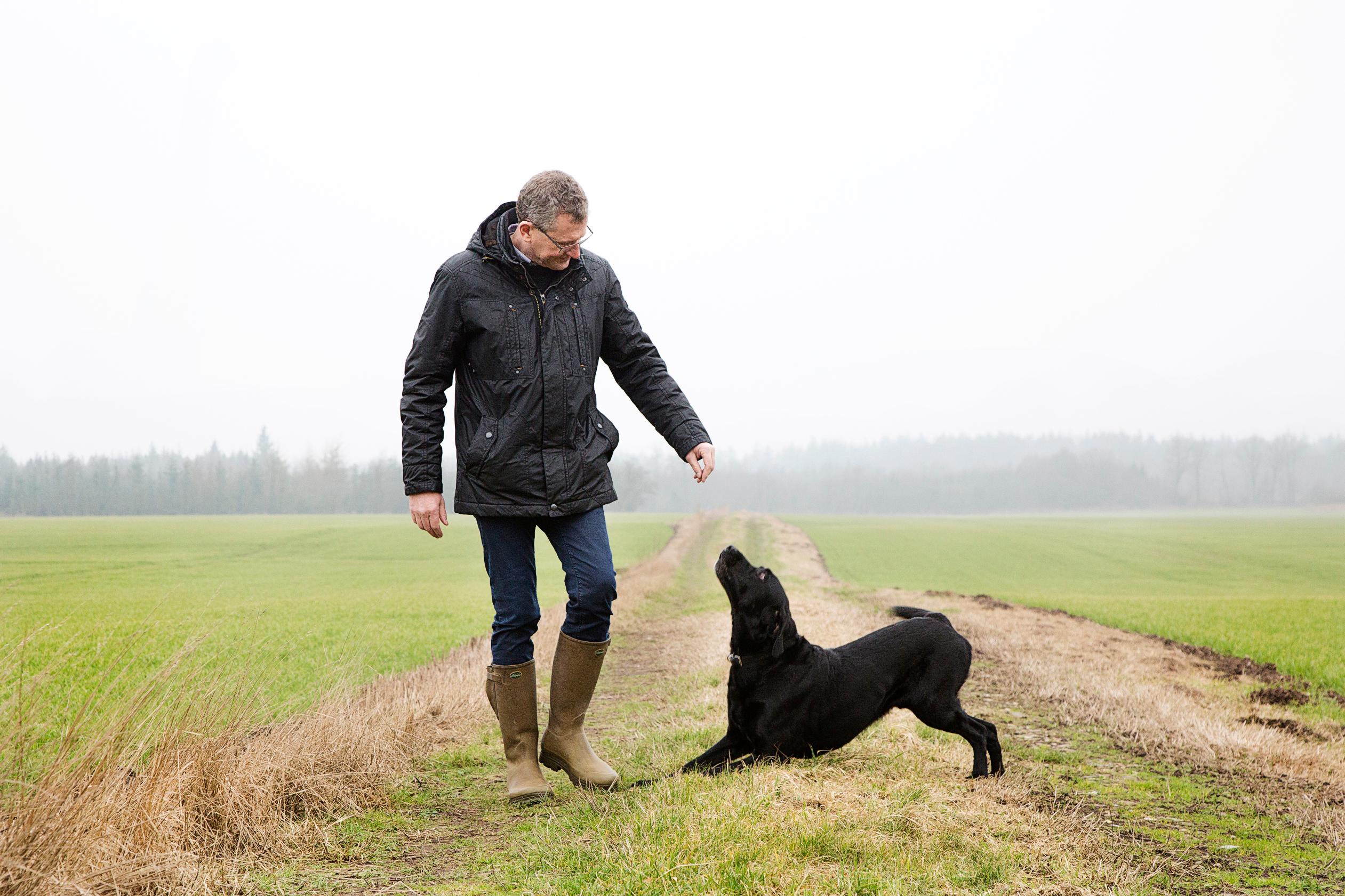 Henrik Frandsen med vovsen Villy på yndlingsruten i Skærbæk. “Herude kan man have tankerne helt for sig selv og højst møde et rådyr. Dét er afstressning, der virker. Foto: Jane Ohlsen