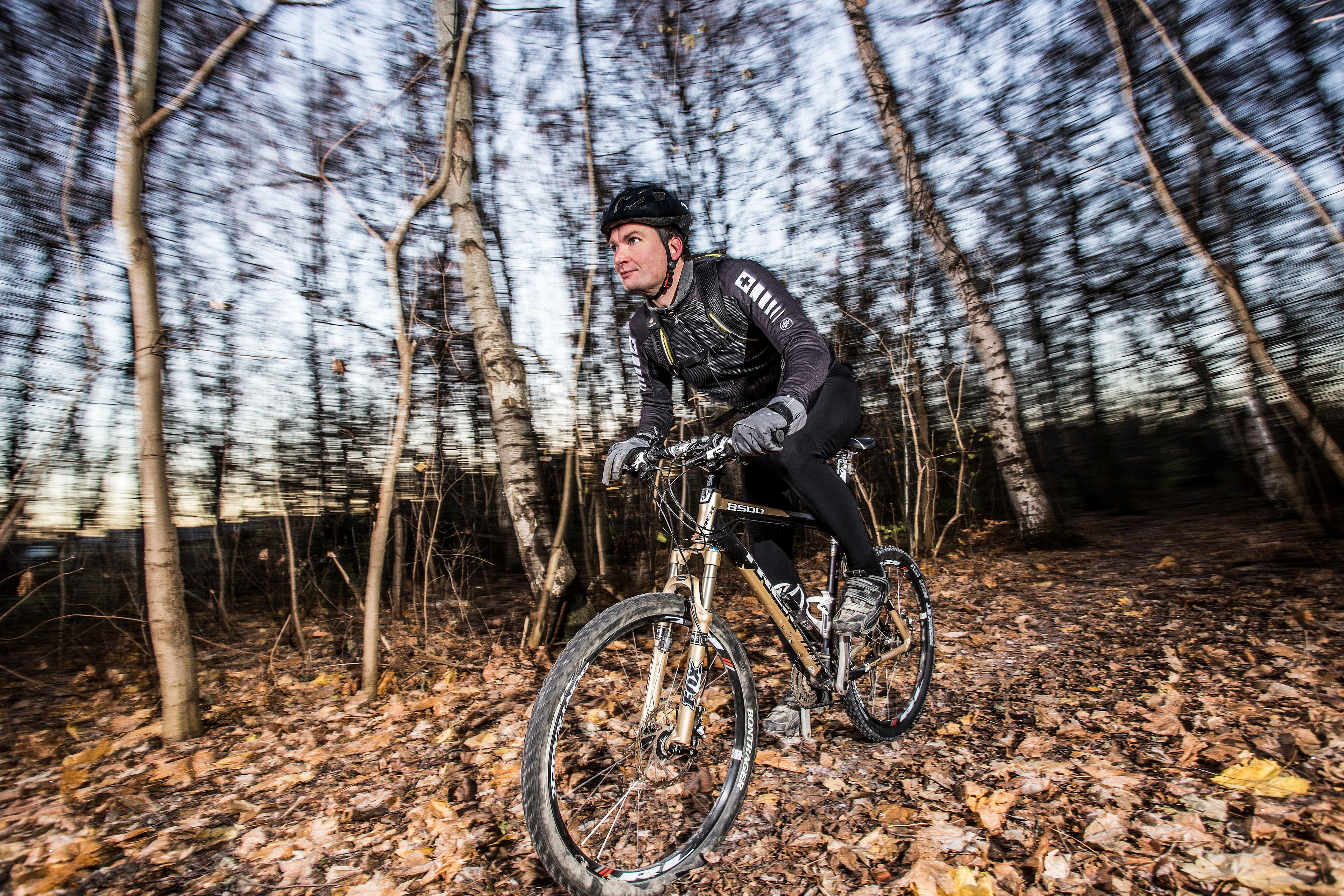 Henrik Rasmussen er glad for motion. Her på sin mountainbike i skoven. “Jeg cykler kun om sommeren. Om vinteren er det for farligt. Husk på – jeg er jo en gammel mand! Jeg gider ikke at ligge og rode rundt med et brækket kraveben. 
Foto: Kim Matthäi Leland 