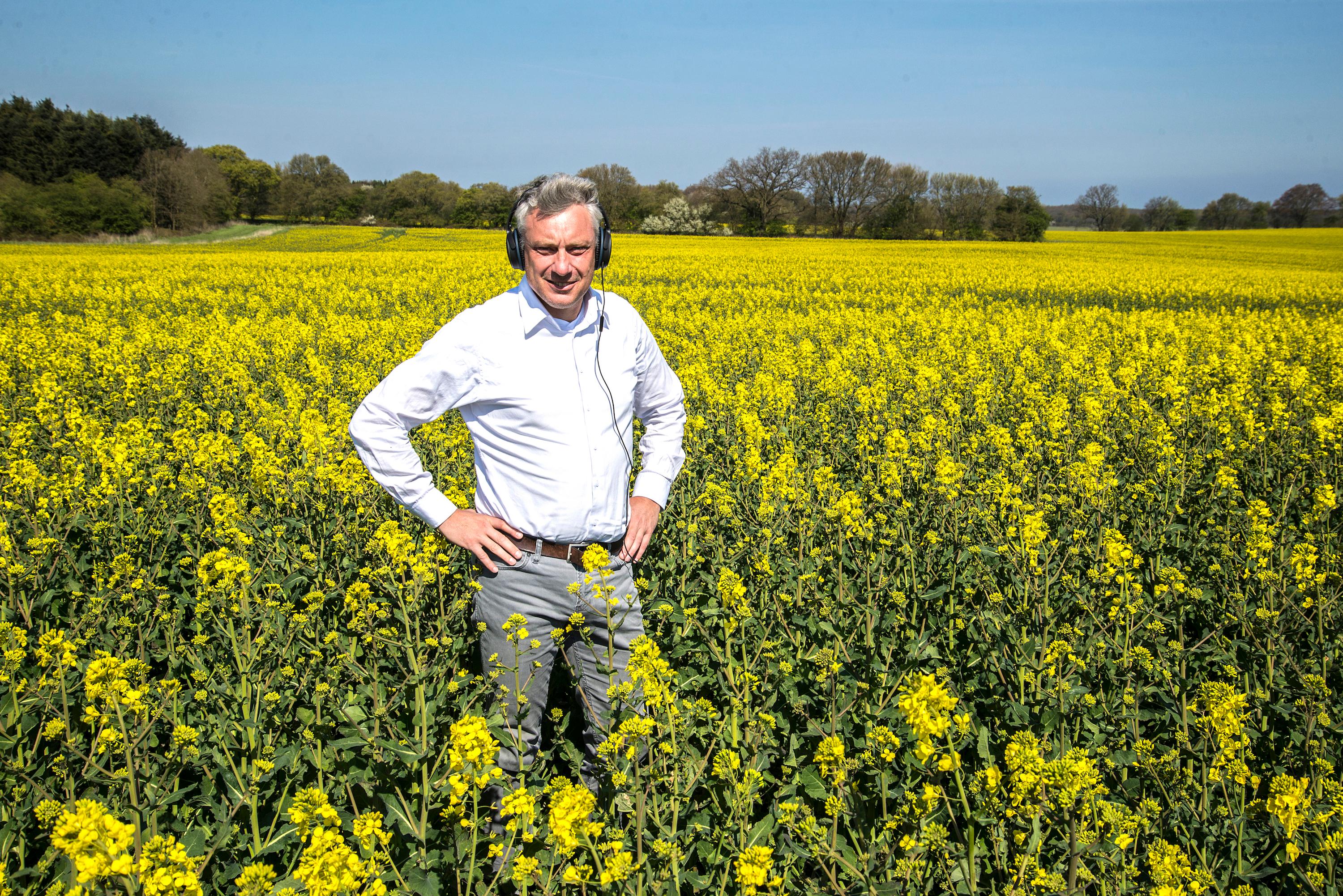 Da Holger Schou Rasmussen var ung og vild, gik han til rigtig mange koncerter. I dag betaler han prisen med tinnitus, der bliver meget tydelig, når man bor på Lolland. “Der er så stille på Lolland, så når du slukker for al lyd, så kan du kun høre dig selv.
Fotograf: Erik Graham Lindstrøm