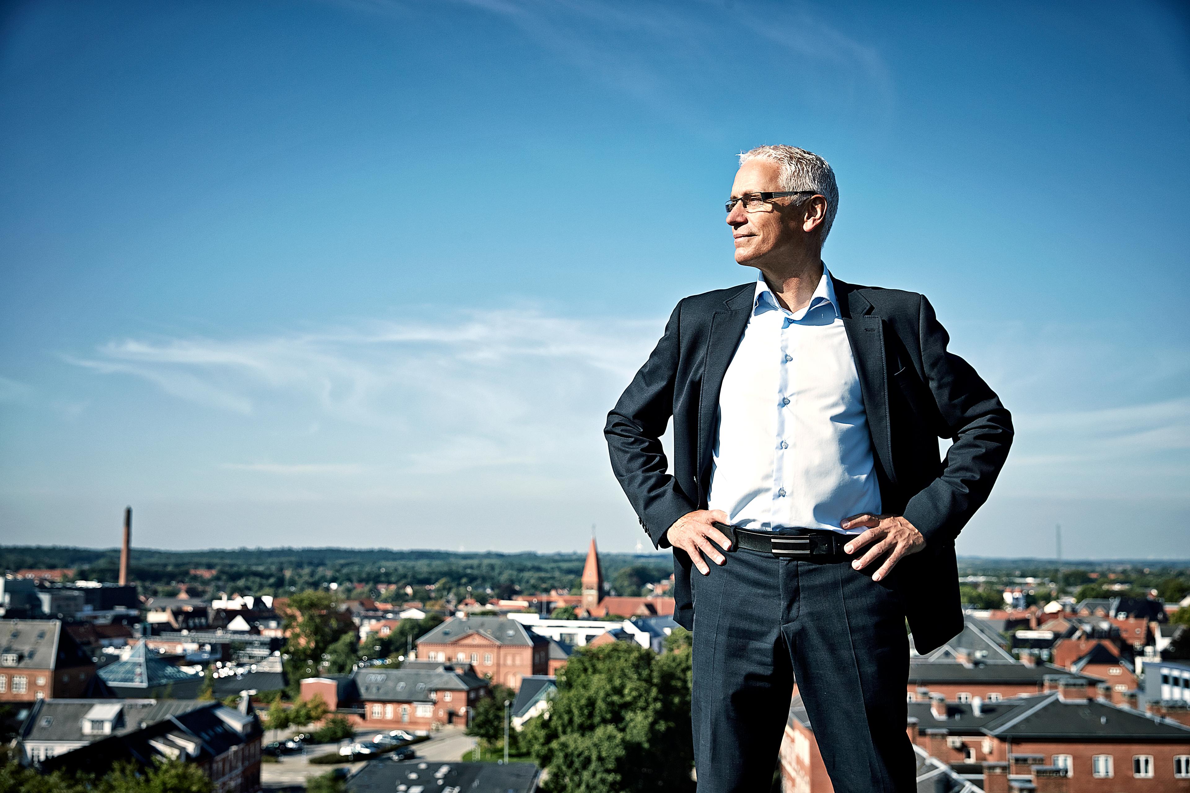 H.C. Østerbye i vel- og selvstrøget skjorte på toppen af Holstebro og i livet generelt.
Fotograf: Ole Mortensen