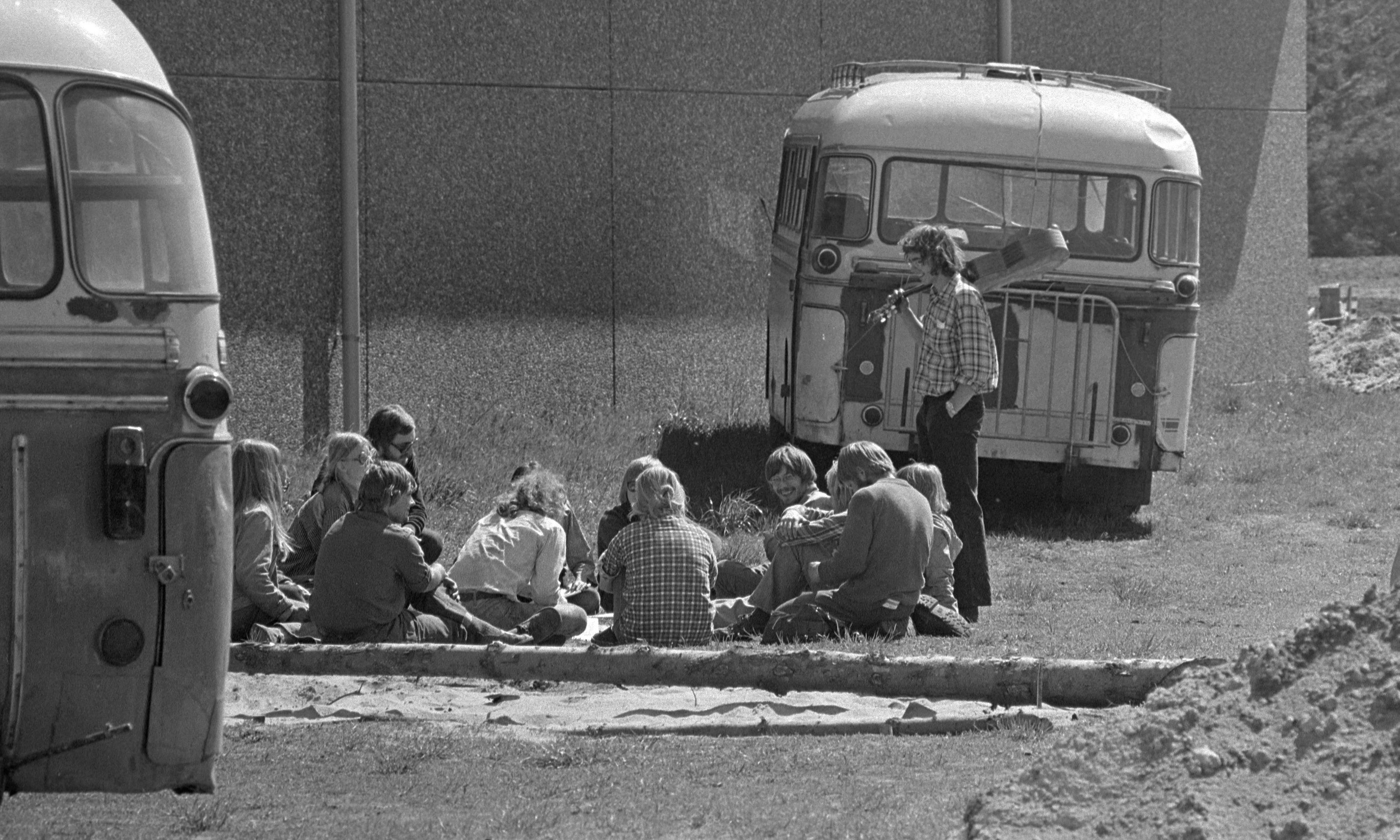 Lærergruppen og Tvind er bygget på et fundament af busser, som fragtede danske unge til udlandet for at arbejde og opleve. I dag kører busserne lige så gerne den anden vej, og udenlandsk arbejdskraft er helt almindeligt på mange Tvind-institutioner.