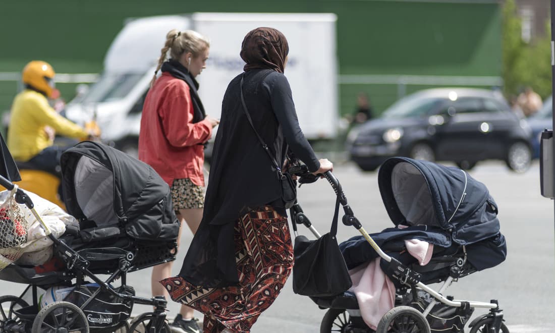 Det går generelt godt med at få flygtninge og familiesammenførte i job. Men kvinderne halter efter. 