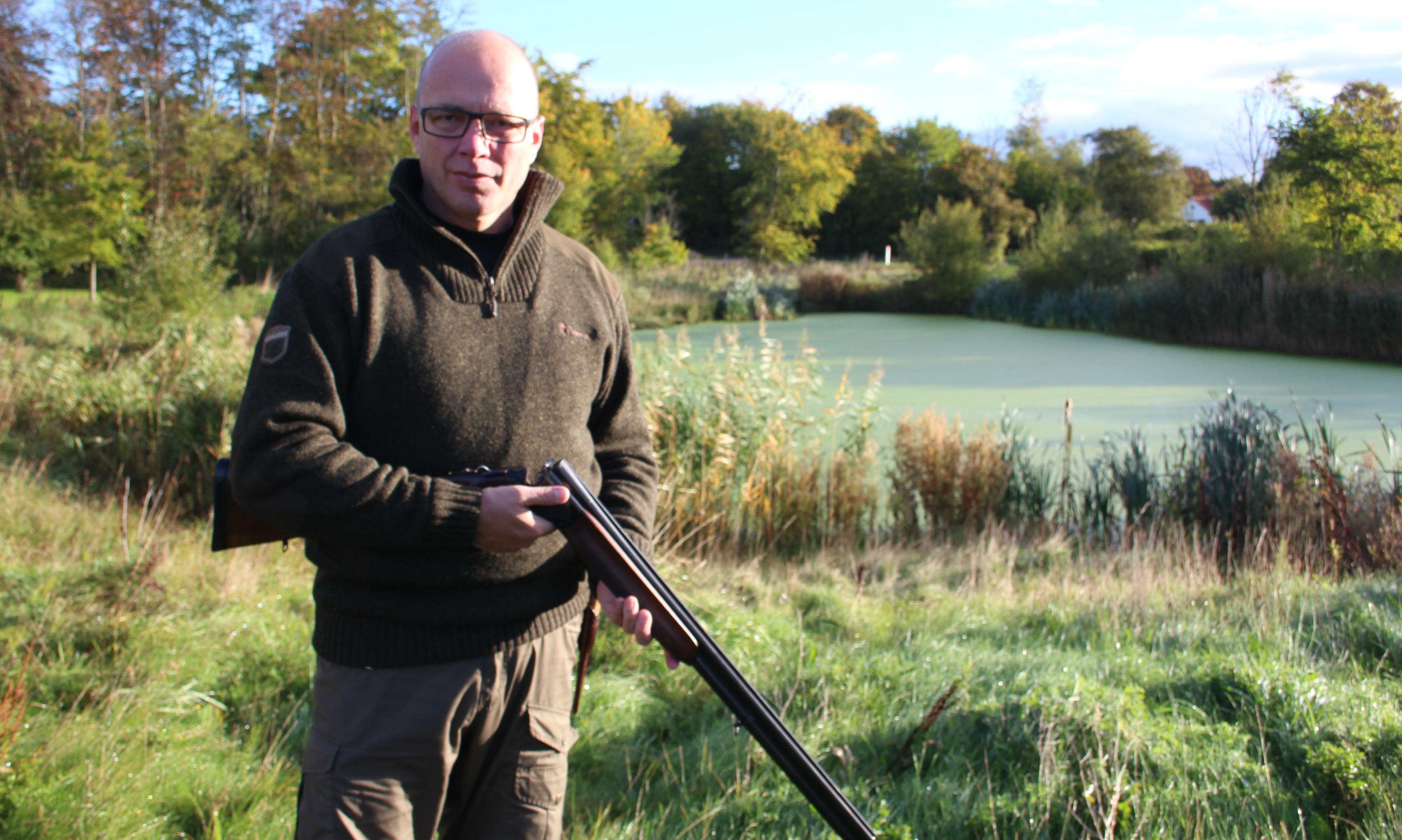 Borgmester Jørn Pedersen (V) er vild med jagt - helst i vild og uberørt natur, som i Thy, hvor han kommer fra. Her er han ved Tyrstrupgård i Christiansfeld, hvor han deltager i jagten via sit medlemskab i den lokale jagtforening.