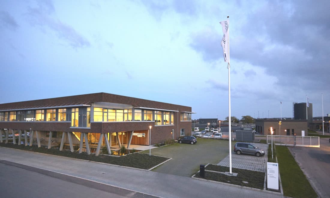 Samn Forsyning, der har hovedsæde i Horsens, erkender, at vandselskabet har brudt udbudsloven. Millionordrer er bl.a. endt hos et lokalt firma 700 meter fra vandselskabets adresse, selvom ordrerne ifølge loven skulle have været udbudt i hele Europa.