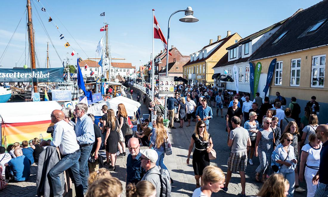 På Folkemødet er kampen om beslutningstagernes og mediernes opmærksomhed enorm. Men det er fortsat dem, som allerede har ørenlyd, der render med omtalen.