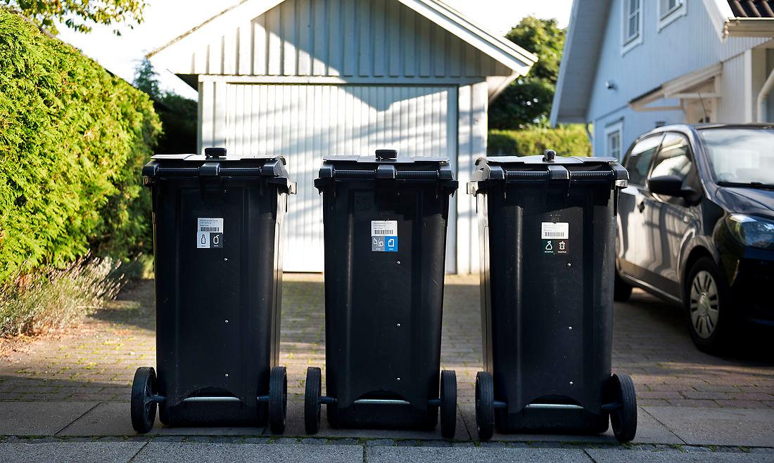 Ballerup er en af de kommuner, hvor borgerne sorterer i tre spande. Den første spand har to rum til at sortere glas og metal, den anden to rum til plastik og papir og den tredje to rum til restaffald og madaffald.