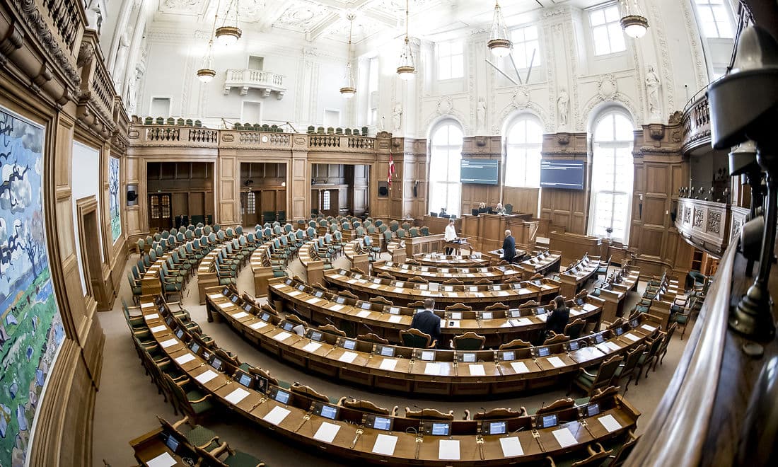 Billedtekst: Snart skal de 179 pladser i folketingssalen besættes. 157 byrådspolitikere kæmper med om de 175 danske pladser.