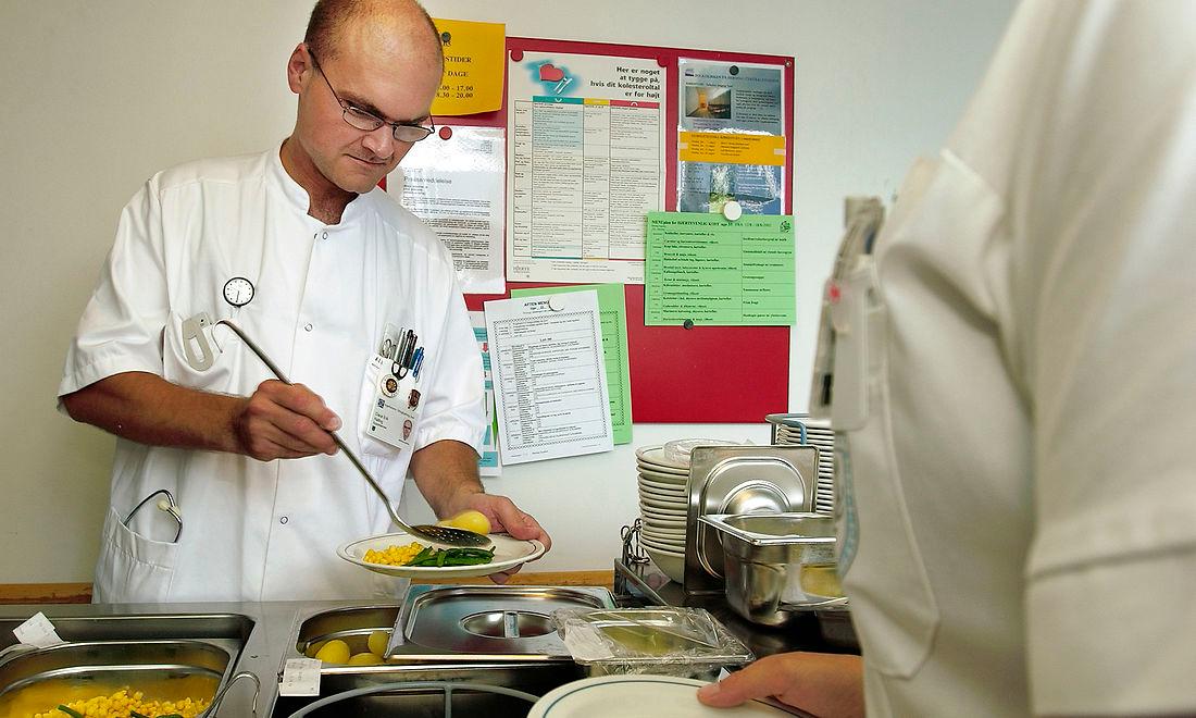 En læge spiser i hospitalets kantine i 1980erne: kartofler, bønner og majs - og måske frikadeller under et af lågene?