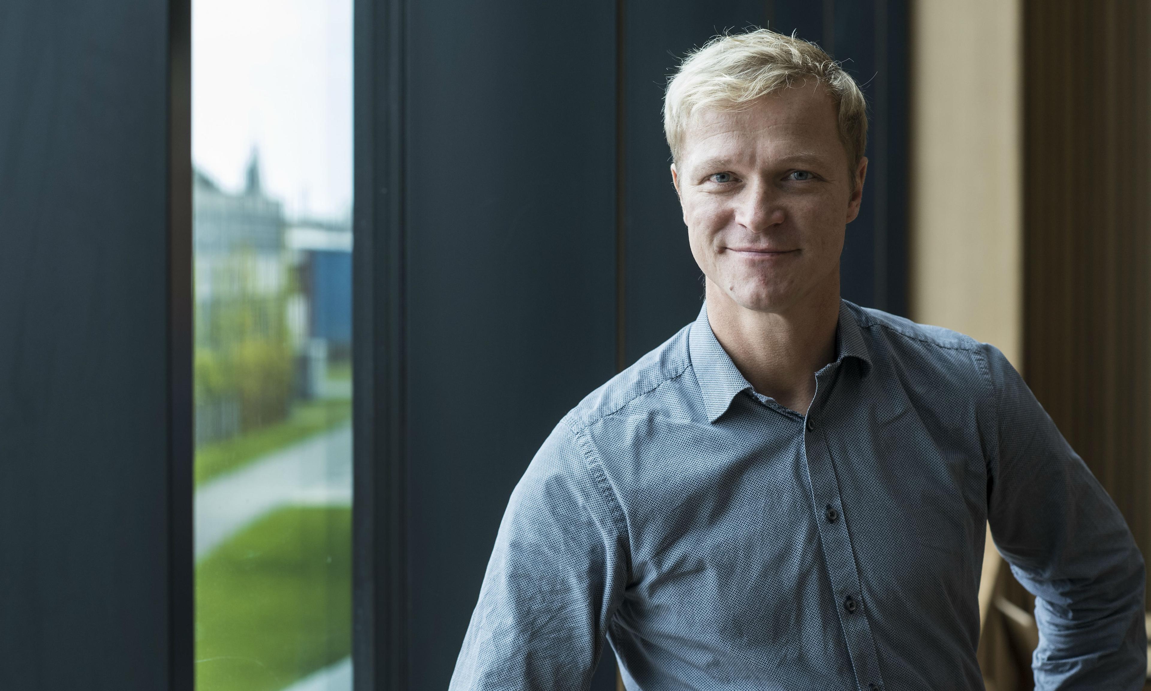 Barndomslivet med arbejdsløshed og uvished har været en stærk motor for Johannes Lundsfryd (S), der føler, at han er kommet hjem og i havn som borgmester i Middelfart.