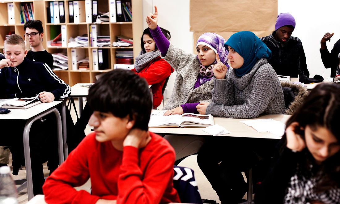 Omkring 40 pct. af indbyggerne i Ishøj er indvandrere eller efterkommere af indvandrere. Strandgårdskolen er den skole i kommunen, som har den største andel af tosprogede elever.