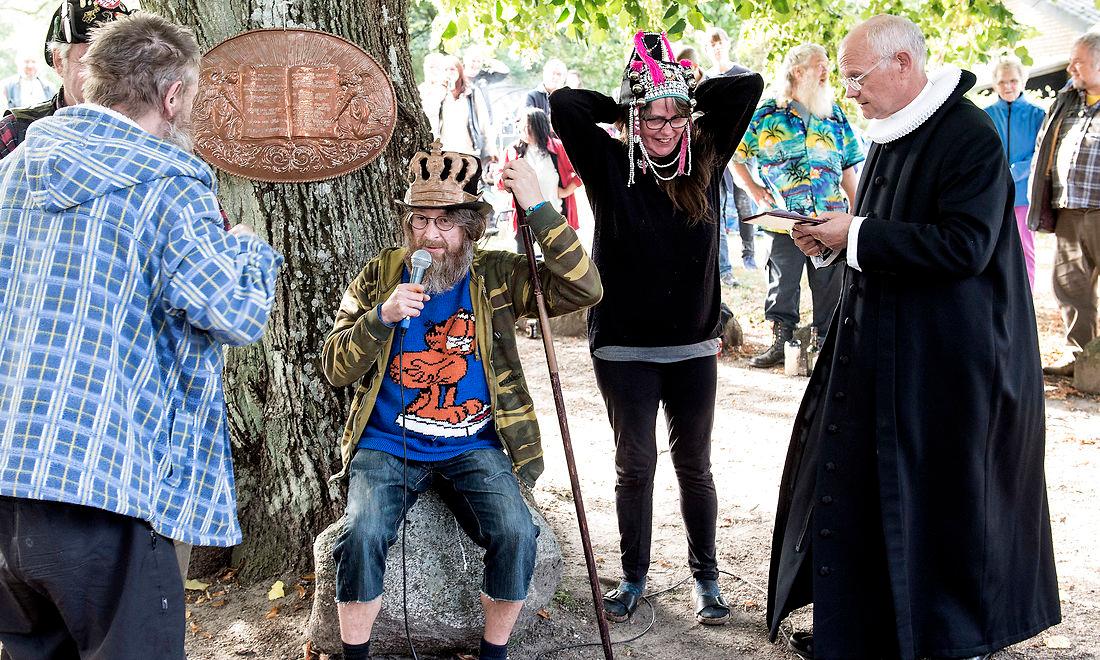 Folkekirken har gang i mange sociale indsatser som her, hvor præst Peder Thyssen fra Odense deltager i landevejsriddernes årlige stodderkåring i Kværndrup. Biskoppen i Aarhus opfordrer kommunerne til øget samarbejde om sociale opgaver med kirken. 