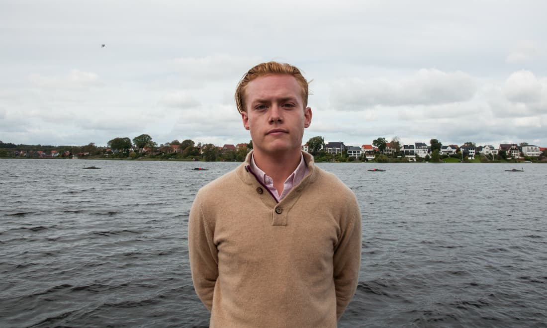 Kristoffer Møller Jensen (V)  ved Langsø over for Silkeborg Rådhus. Hans politiske forbillede er Anders Fogh Rasmussen, ikke fordi han ønsker at blive som den tidligere statsminister, men fordi Kristoffer beundrer Foghs regel om ikke at begå den samme fejl to gange.