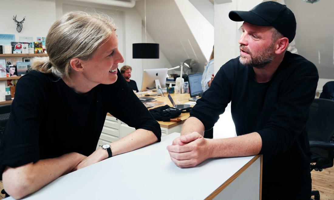 Birgitte Petersen fra Styrelsen for It og Læring sammen med Søren Adolph, stifter af Meebook. De er begge godt tilfredse med innovationspraktikken og vil anbefale andre at prøve det af. Som noget nyt i år foregik praktikken med offentligt ansatte i private virksomheder. Det skete som led i Center for Innovations nye fokus på offentligt-privat samarbejde.