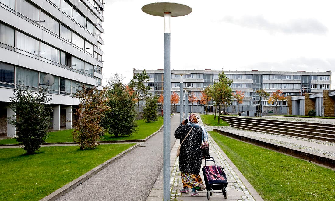 24 kommunale jobrådgivere har fået arbejdsplads i Vollsmose, hvor de skal opbygge ny tillid mellem beboere og systemet. Ifølge professor Morten Sodemann, der leder Indvandrermedicinsk Klinik, er det netop tillid, der er brug for. Begge veje.