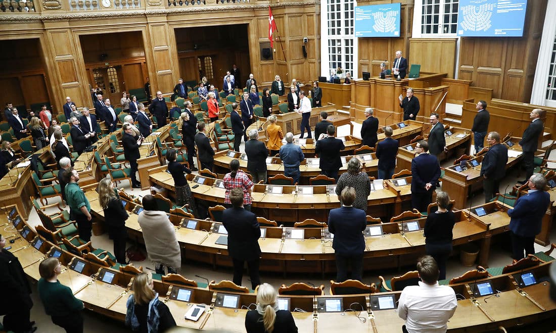 Folketinget vedtog torsdag aften haste-lovpakken mod coronavirus. Da Folketingets medlemmer skal stå med vis afstand til hinanden, kunne de ikke som normalt trykke på en knap, men måtte rejse sig for at stemme ja. 