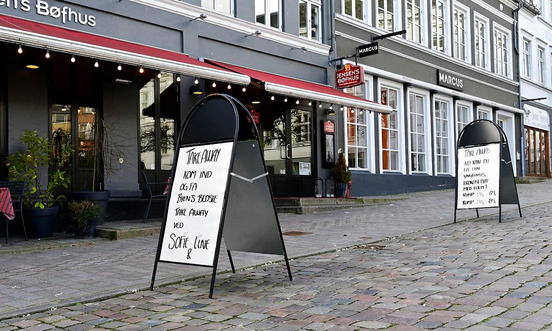 Efter at regeringen har bebudet, at restauranter skal holde lukket pga. faren for smittespredning, er mange restauranter gået over til at sælge takeaway.