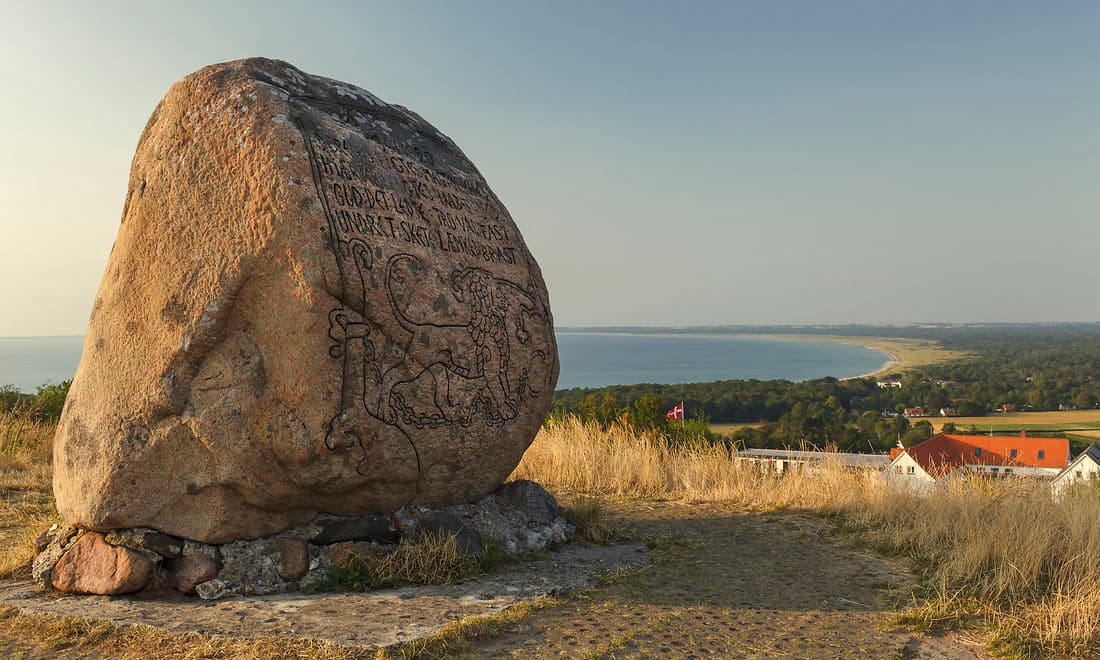 På toppen af Esterhøj ved Høve i nordvestsjælland, står en mindesten til minde om Genforeningen med Sønderjylland i 1920. Sådanne sten er der 598 af i Danmark, som snart alle er fredede som fortidsminder. Det er kommunernes ansvar at passe på sten, der står på kommunal grund. Grænseforeningen opfordrer til, at kommunerne renser stenene for alger og maler de gamle inskriptioner op.