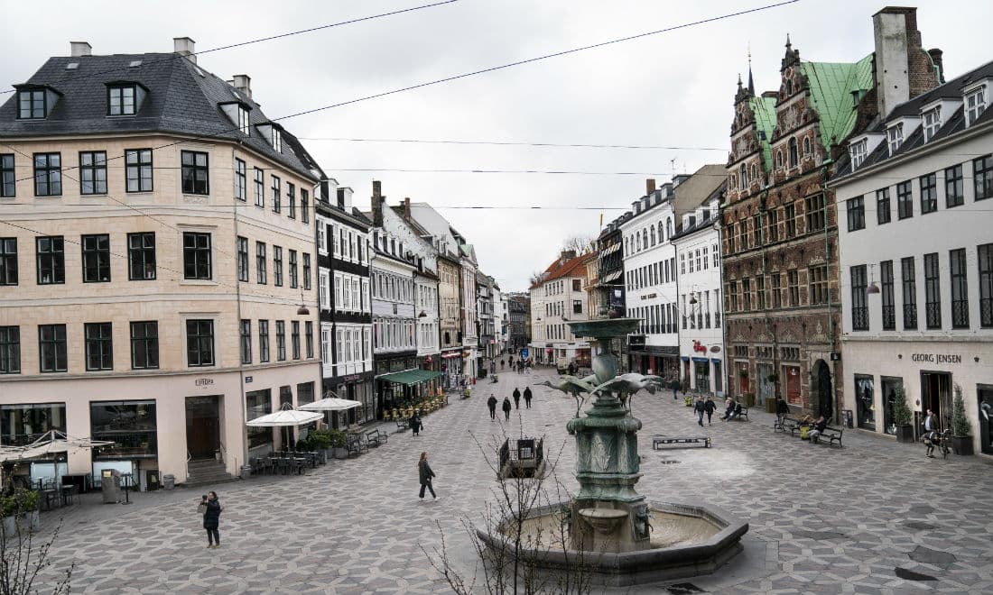 Gaderne er delvist øde, men de mange restriktioner, som er indført igennem de tre seneste uger, ser ud til at virke i forhold til at begrænse coronasmitten og undgå stormløbet på landets hospitaler.