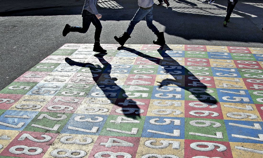 Når børn mødes i skolegården, er der fare for, at smitten sendes videre til sårbare familier, lyder det fra forældreorganisationerne Fola og Skole og Forældre. 