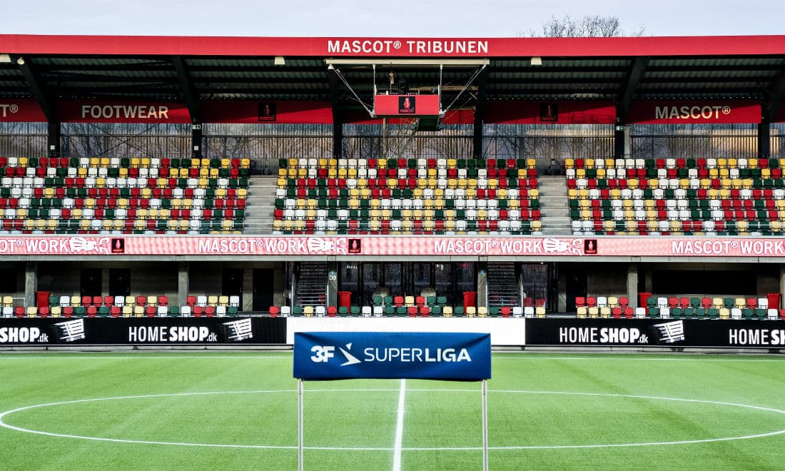 Der skal findes en vaccine mod coronavirus, før man i Danmark igen ser tilskuere på tribunerne til fodbold, håndbold og ishockey, vurderer eksperter. 