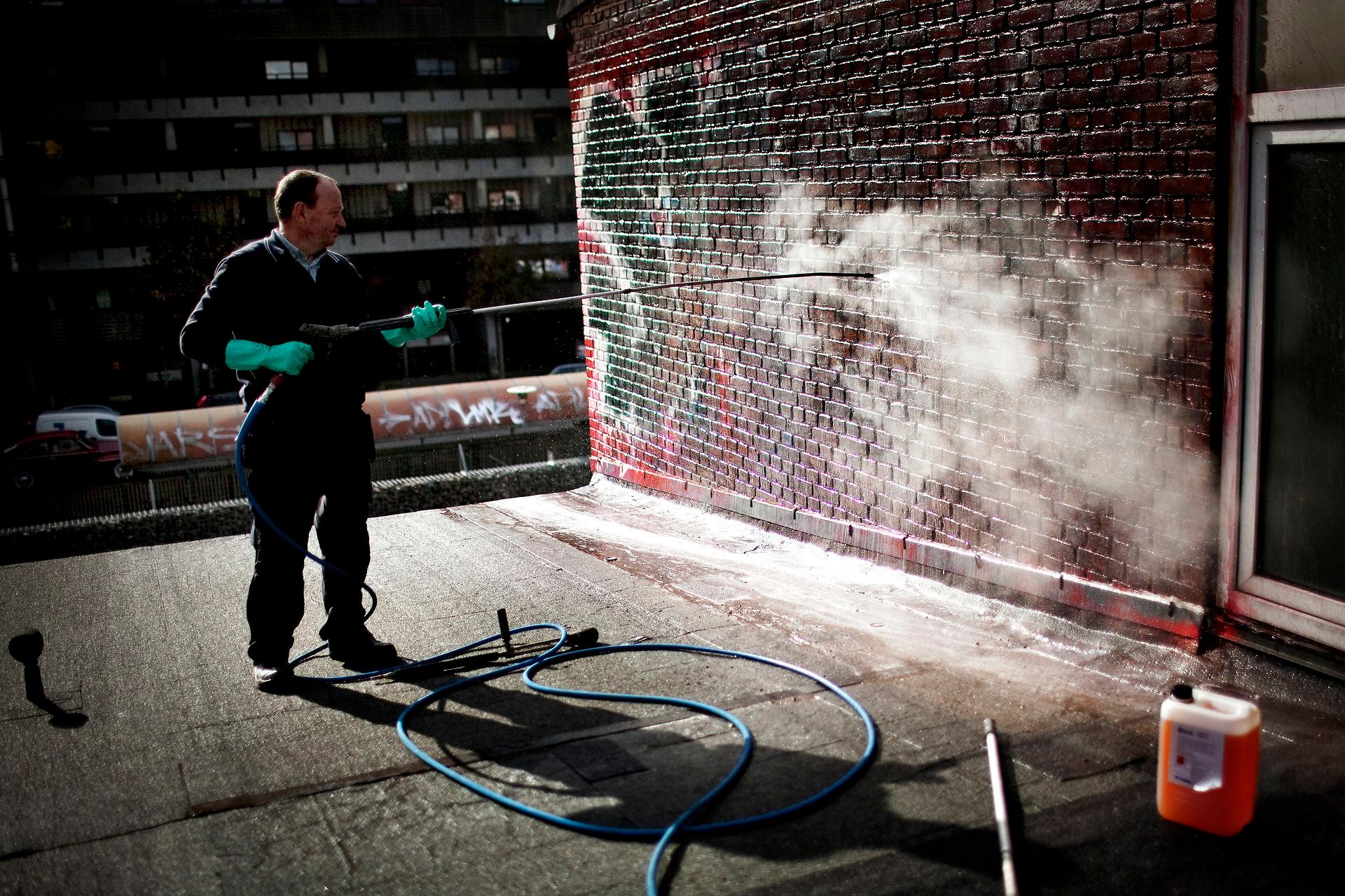 Graffiti er udbredt på stationsbygninger og toge. Jess Nielsen mener, kommuner laver for strammer vilkår, når rensning af graffiti kommer i udbud. Han synes kun, der bliver fokuseret på pris og ikke kvalitet og miljøvenlighed.