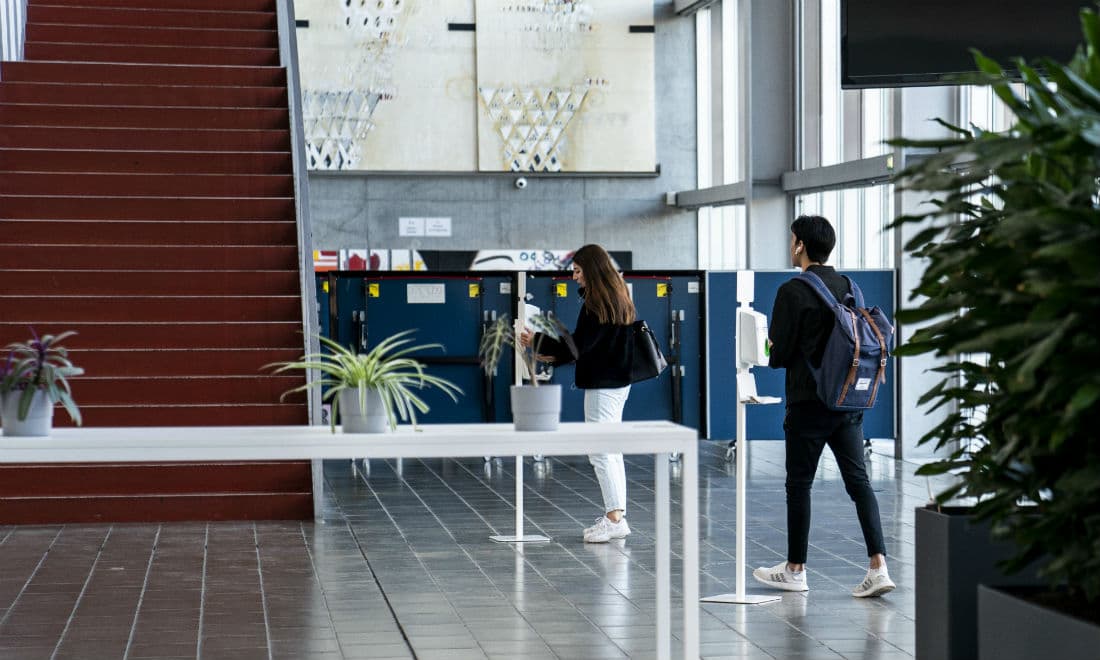 Elever i 1.g og 2.g på landets gymnasier har fået et stort ønske opfyldt. Fra onsdag i næste uge må de atter vende tilbage til klasselokalerne. Det besluttede Folketingets partier i en udvidet genåbning. 