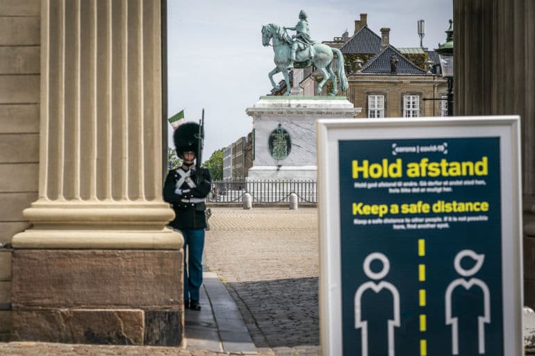 Vi skal huske de gamle vaner med afstand og håndsprit- og vask, så smittetallene ikke stikker af, lyder det fra eksperter og minister.