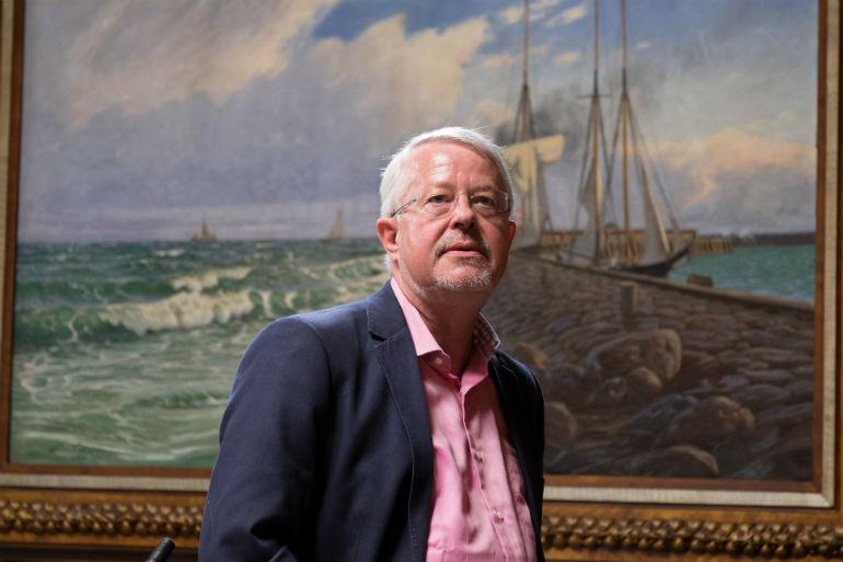 Jan Petersen (S) på Grenaa Rådhus foran maleriet af Grenaa Havn i slutningen af 1800 tallet. Maleriet er en gave fra den sidste greve på Sostrup Slot.