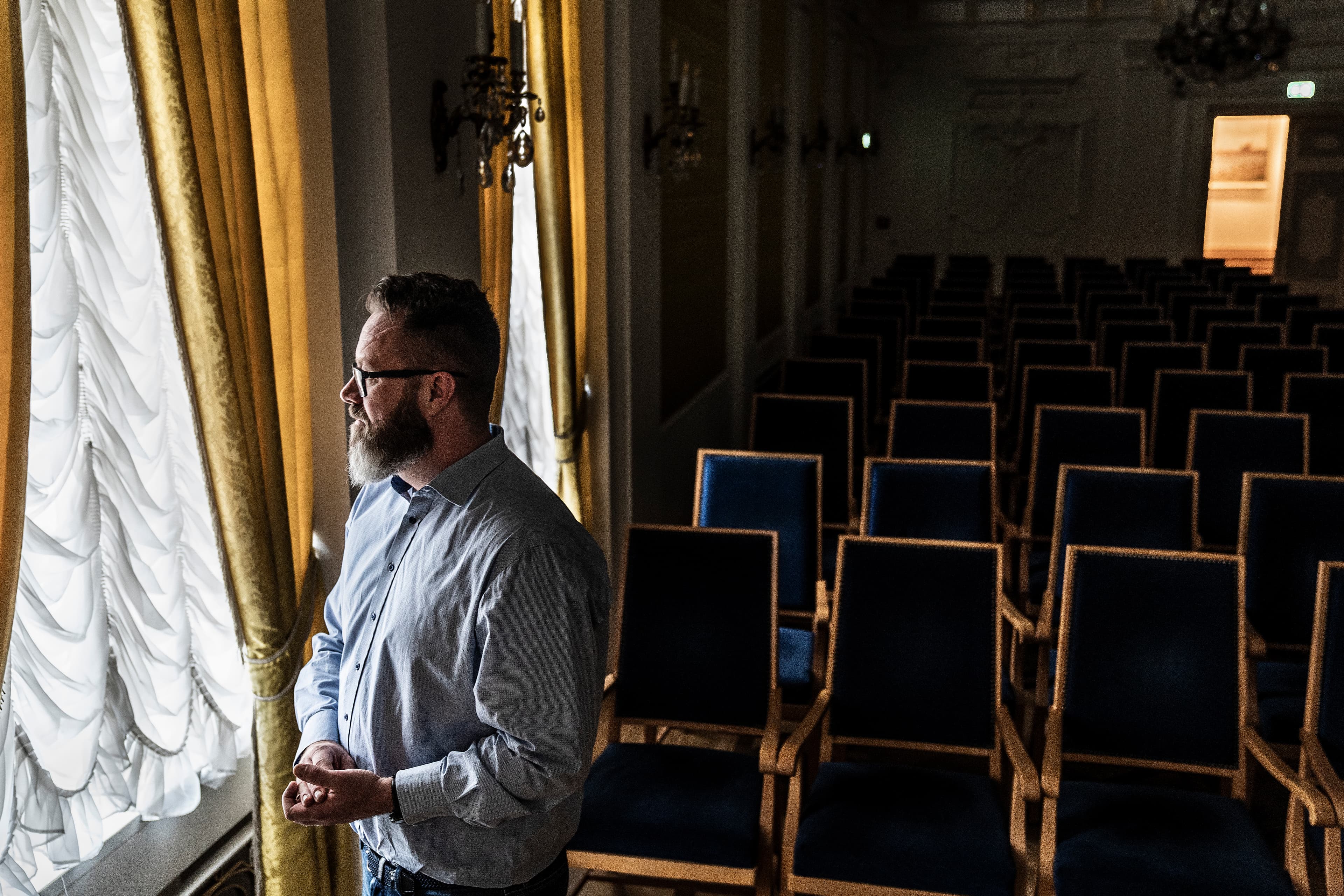 Claus Ruhe Madsen skuer ud over pladsen foran rådhuset. Han sidder som overborgmester i syv år og vil modernisere Rostock blandt andet ved at lade sig inspirere af danske kommuner. Først skal han dog slikke sårene ovenpå coronakrisen.