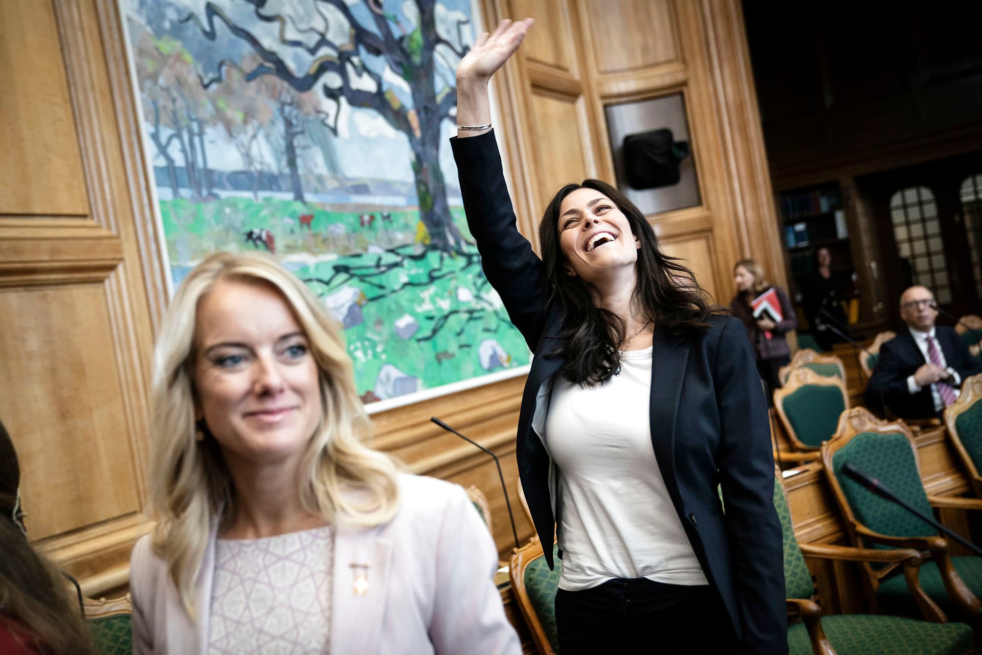 Der er god grund til at smile hos Nye Borgerlige efter positive meningsmålinger og vækst i antallet af byrådsmedlemmer. Her er det partiformand Pernille Vermund (NB) og kommunalordfører Mette Thiesen (NB) til Folketingets åbning sidste år.