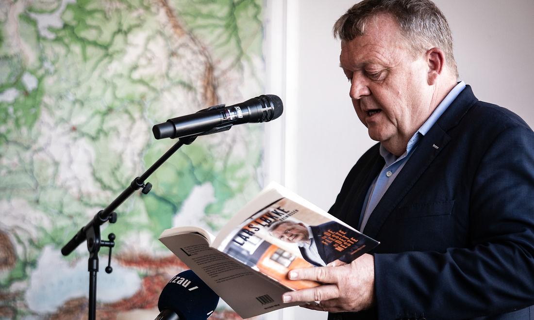 Det lykkes for Løkke at fremstå som den bedste udgave af det menneske, vi kender fra medierne, skriver Jørgen Bartholdy i sin anmeldelse. 