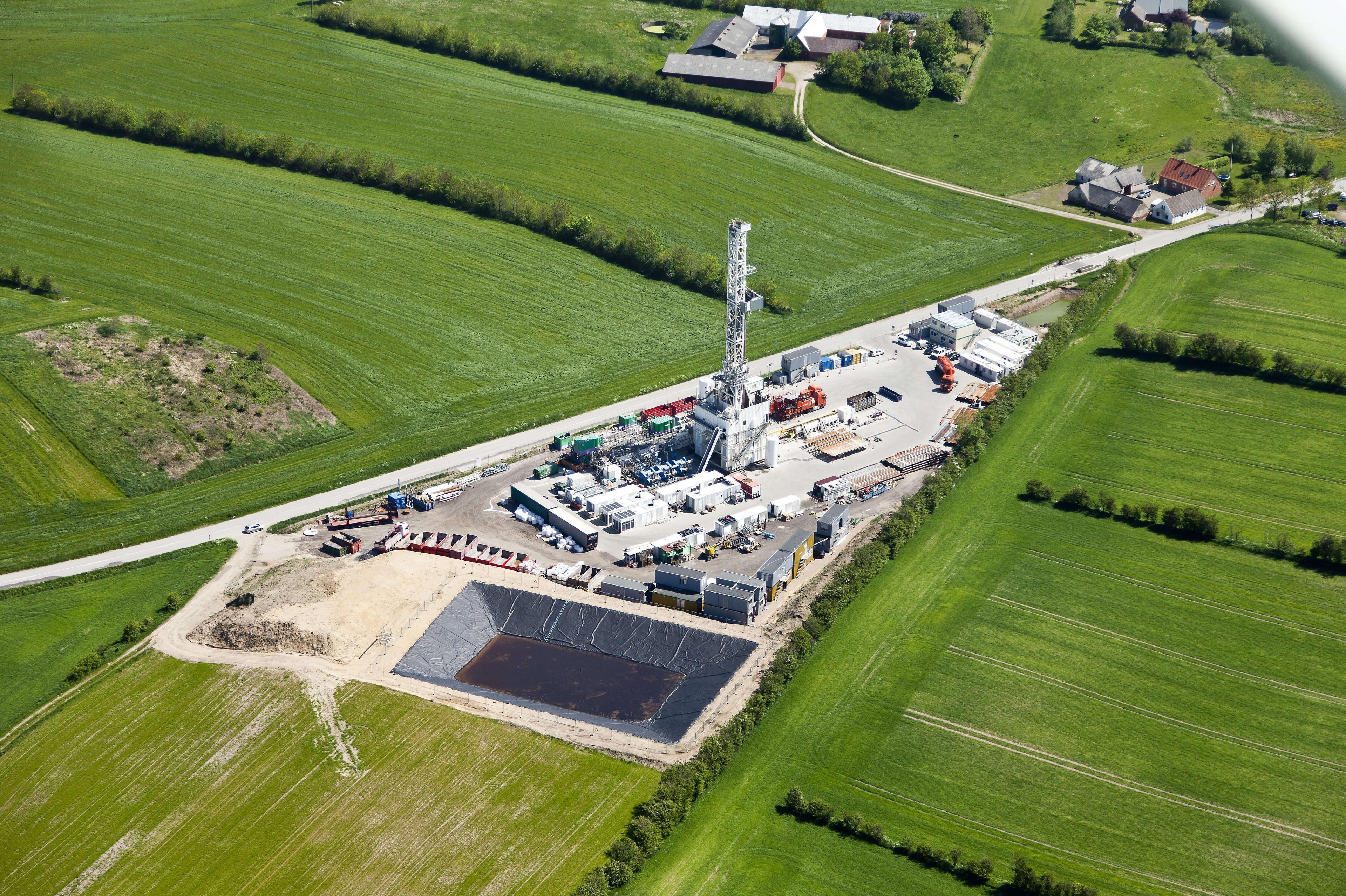 Forskere og fjernvarmebranchen ser et stort potentiale i at bygge flere geotermiske anlæg i Danmark, som kan hente varmt vand op fra Jordens indre. Det kan dog også gå helt galt, vidner et skrækeksempel fra Viborg-egnen om (billedet). Her løb omkostningerne løbsk i forbindelse med etableringen af et geotermisk anlæg, der derfor aldrig blev andet end et meget dyrt hul i jorden. 