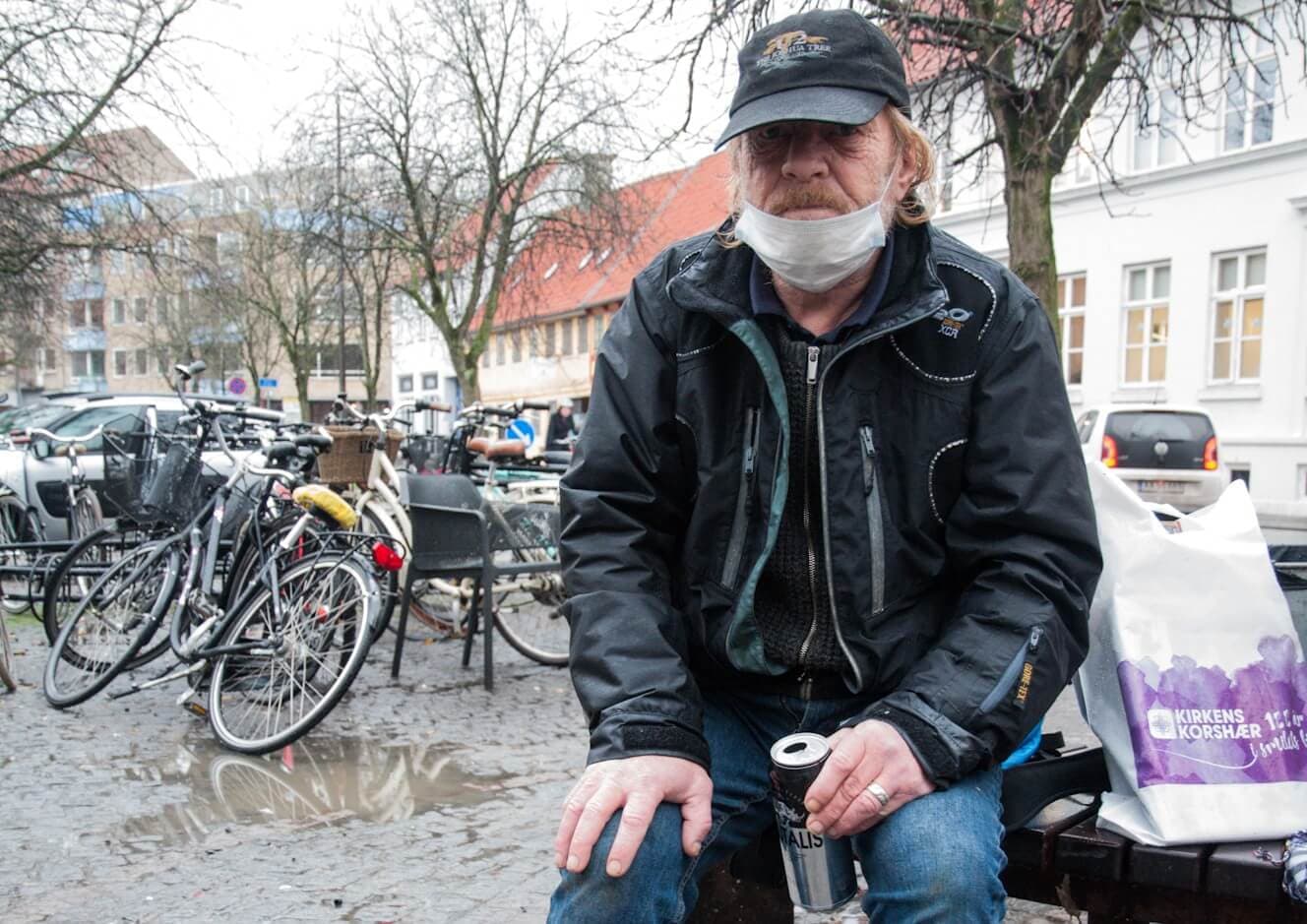 Peter Haugaard sipper af en halv liter Brutalis øl fra Harboe. Det regnede en smule, da Kommunen.dk mødte ham, men det tog han ikke så tungt.