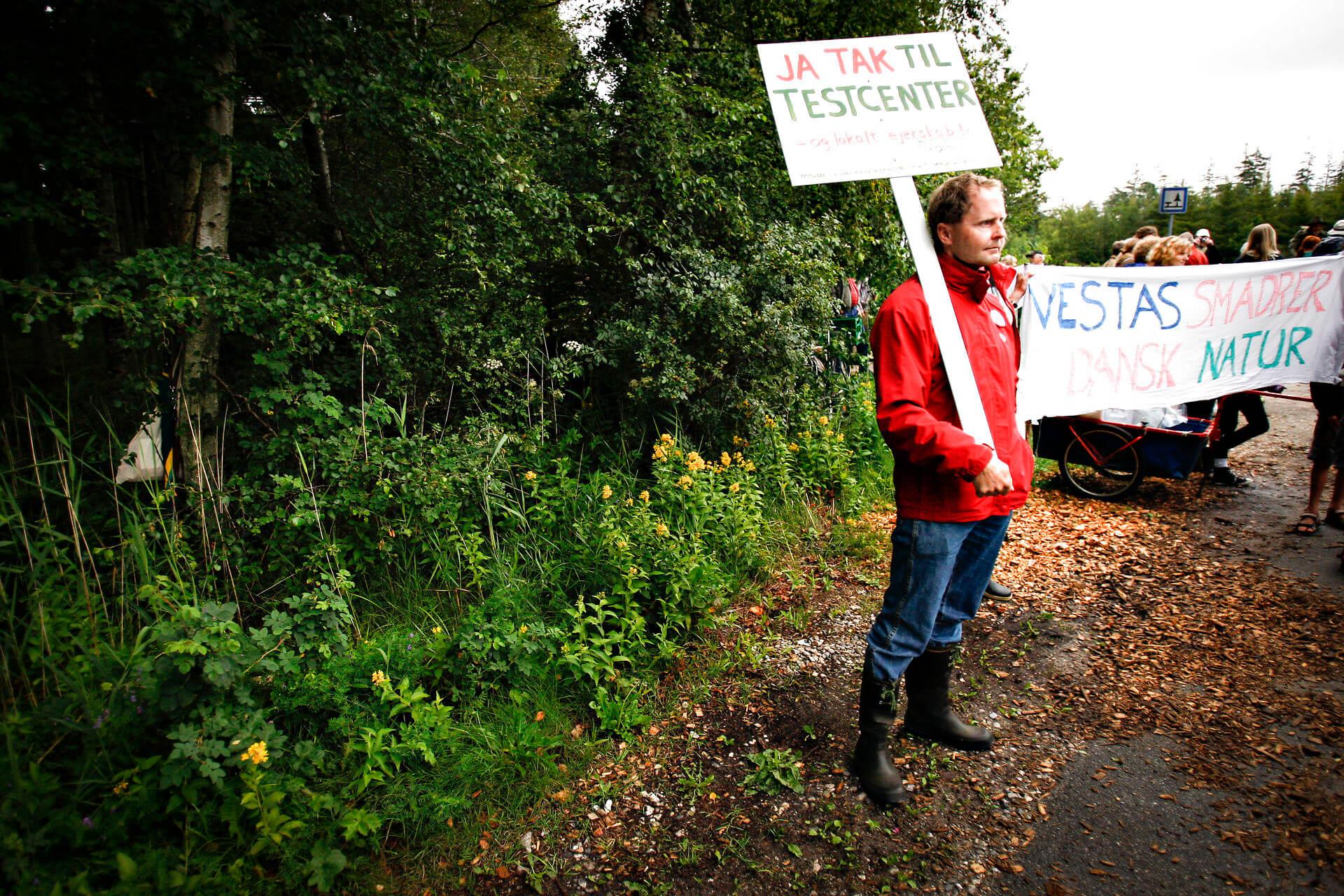 Vindmølleparker har i årevis mobiliseret lokale protestgrupper, som kæmper indædt for at bremse møllerne i nærområdet. Og de gør det så effektivt, at kommunerne har problemer med at nå deres lokalfastsatte klimamål.