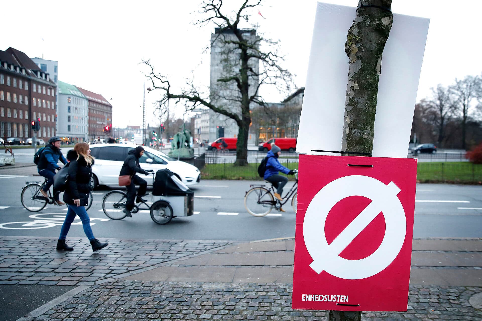 Enhedslisten er det eneste parti, der svarer personer med et mellemøstligt navn oftere, end det svarer personer med et danskklingende navn.
