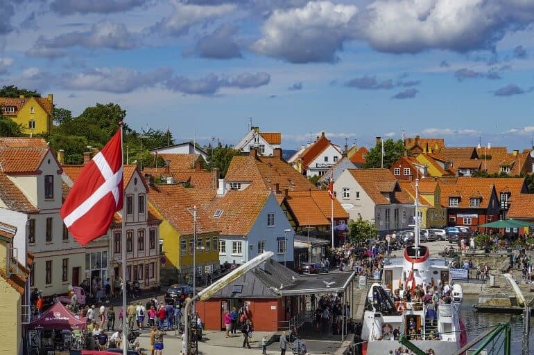 Landets største genåbning sker i dag på Bornholm. Her skal erfaringerne bruges til resten af landet. 