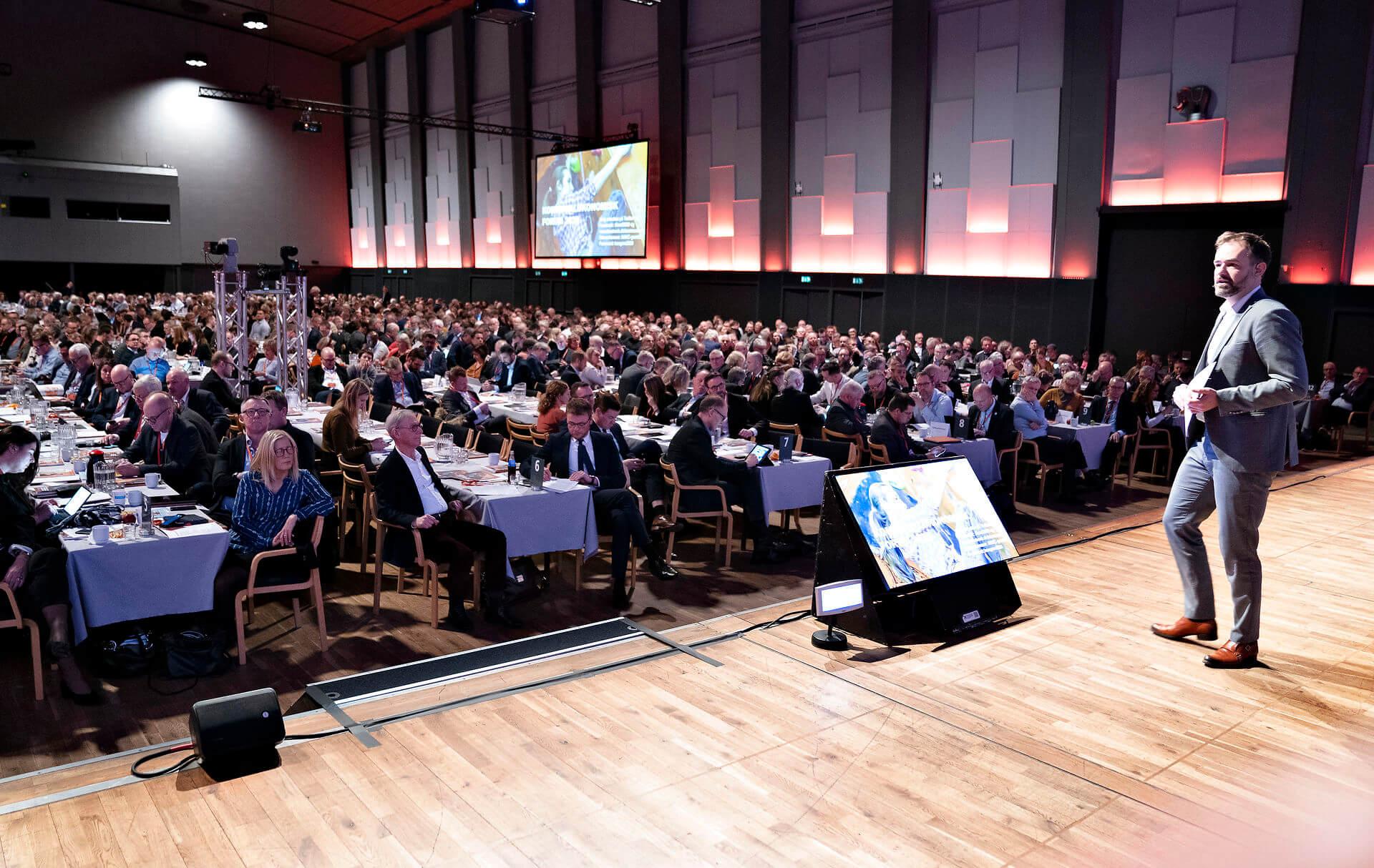 KL foreslår at hæve kommunernes kontingent fra 2022. Samtidig skal det blive billigere at deltage i de store konferencer og topmøder. På billedet holder KLs formand Jacob Bundsgaard (S) tale til Kommunaløkonomisk Forum i Aalborg i januar sidste år.