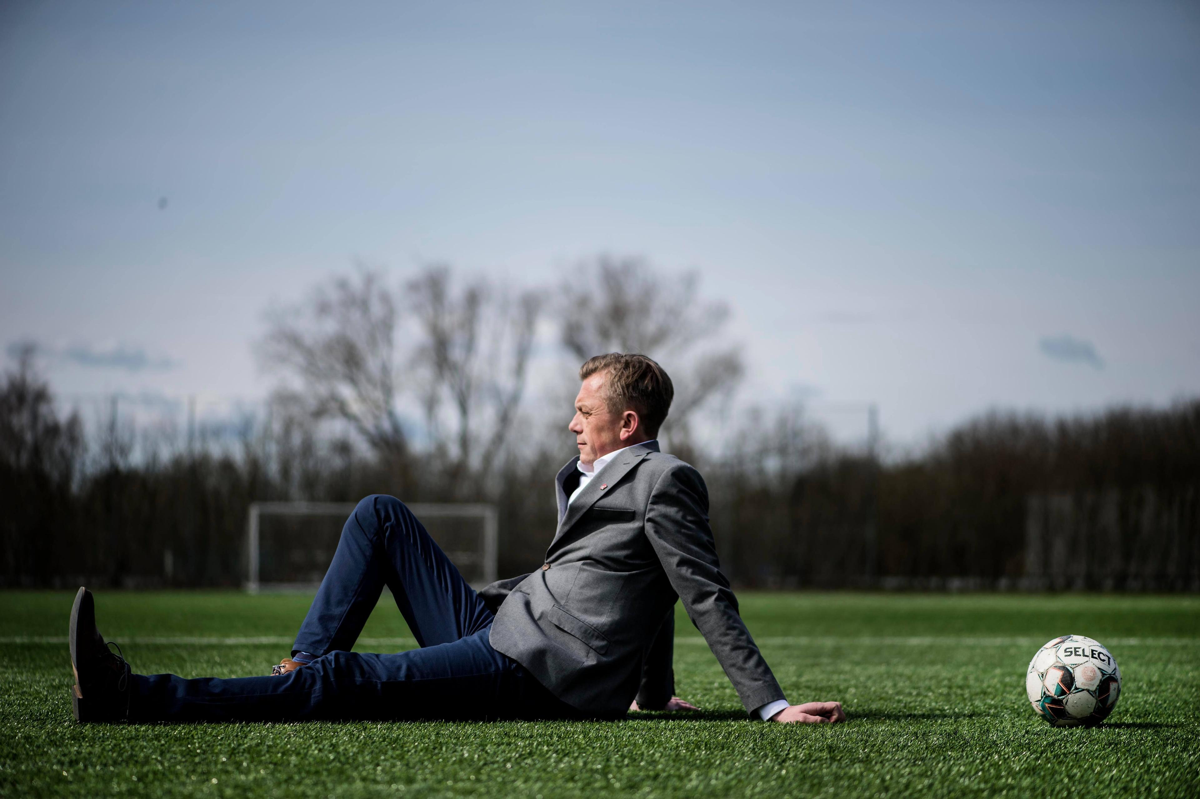 Kasper Olesen har tilbragt ufatteligt mange timer på fodboldbanen, både som spiller, træner, dommer og bestyrelsesmedlem. Banerne vækker stadig gode minder om sammenhold og fællesskab.
