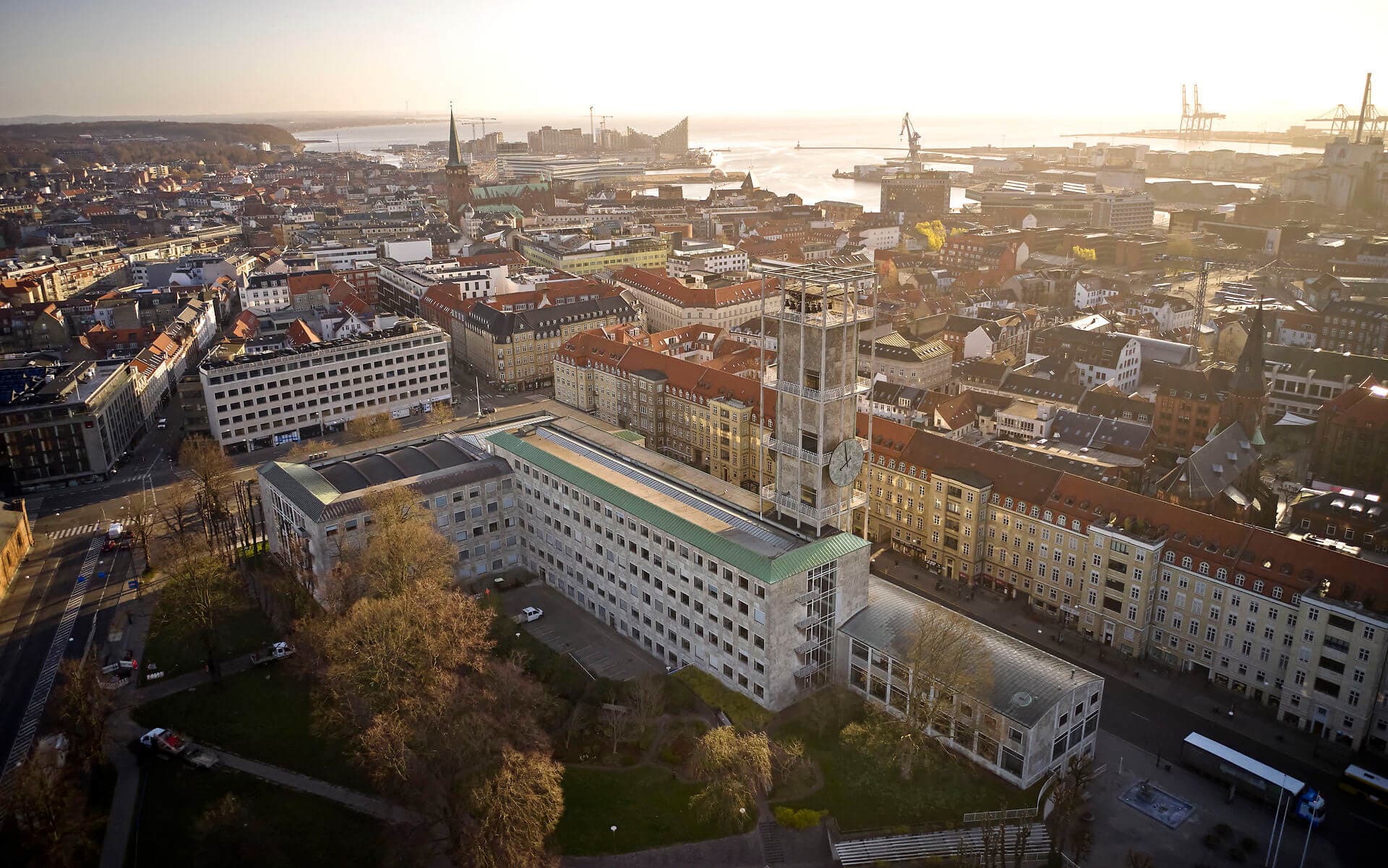 I Aarhus hører rådhuset til blandt byens mest ikoniske bygninger. Udefra virker det en smule gråt og koldt, men indenfor er varme og imødekommenhed indbygget i designet. For eksempel er det meget svært at finde nogle skarpe kanter indendørs, da alle hjørner og flader er afrundede.