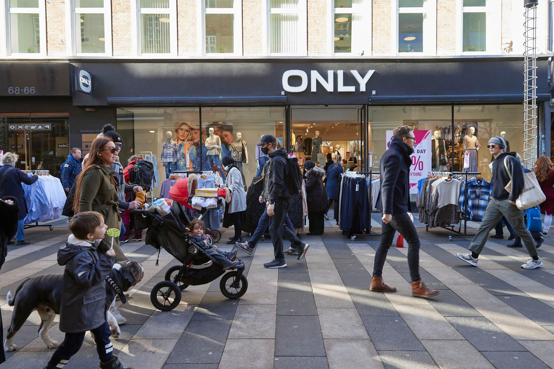 Strøgbutikkerne slikker sårene efter coronanedlukningen, og de strukturelle udfordringer med øget nethandel og ændrede forbrugsmønstre kalder på politisk handling, hvis de traditionelle bycentre skal bevares, fastslår ny rapport.