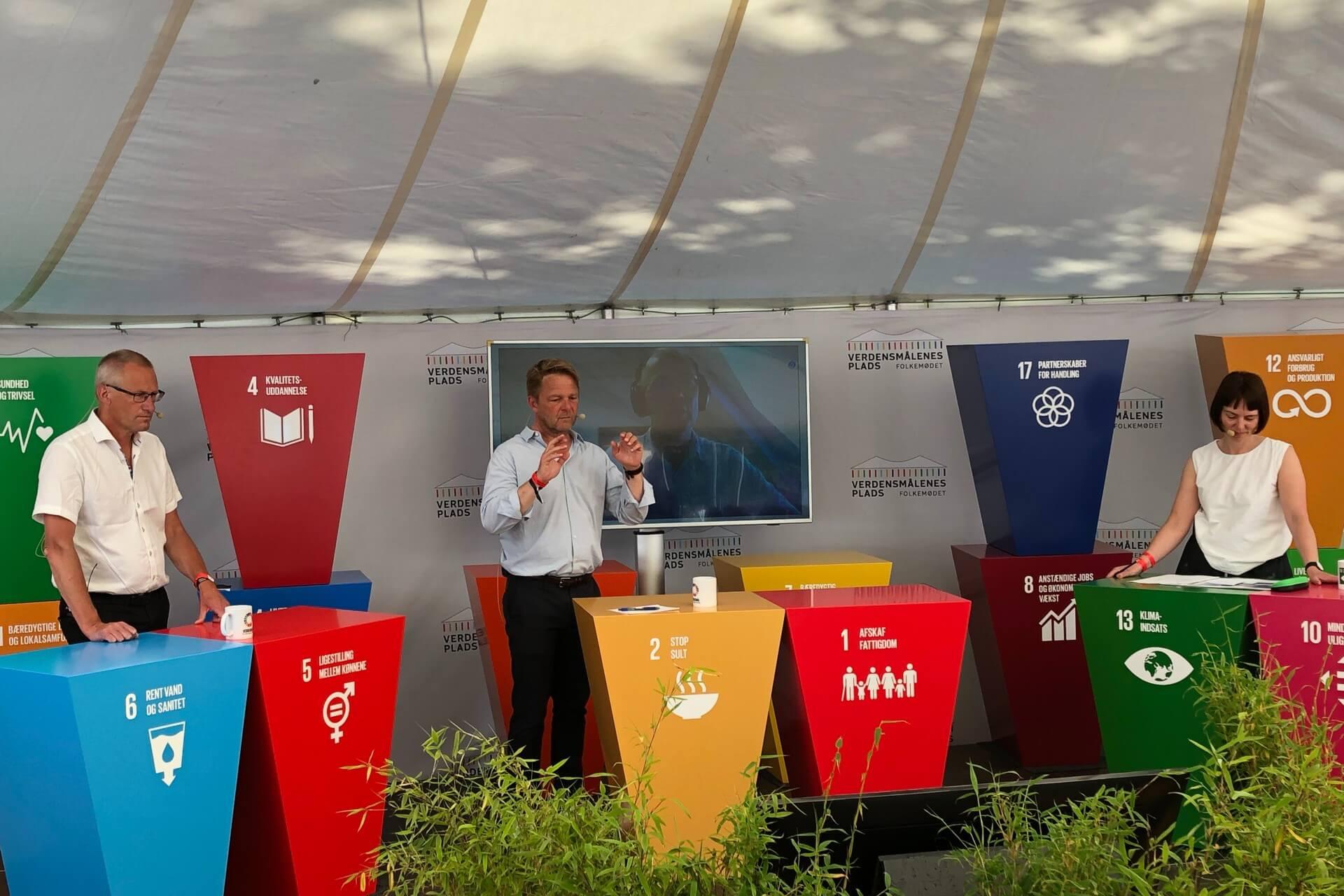 Ved debatten Fra hockeystav til verdensmål medvirkede Peder Hvelplund, klimaordfører, Enhedslisten. Laila Kildesgaard, direktør, KL
Kim Mortensen, direktør, Dansk Fjernvarme. Claus Bindslev, adm. direktør, Nextstep by Bindslev var ordstyrer.