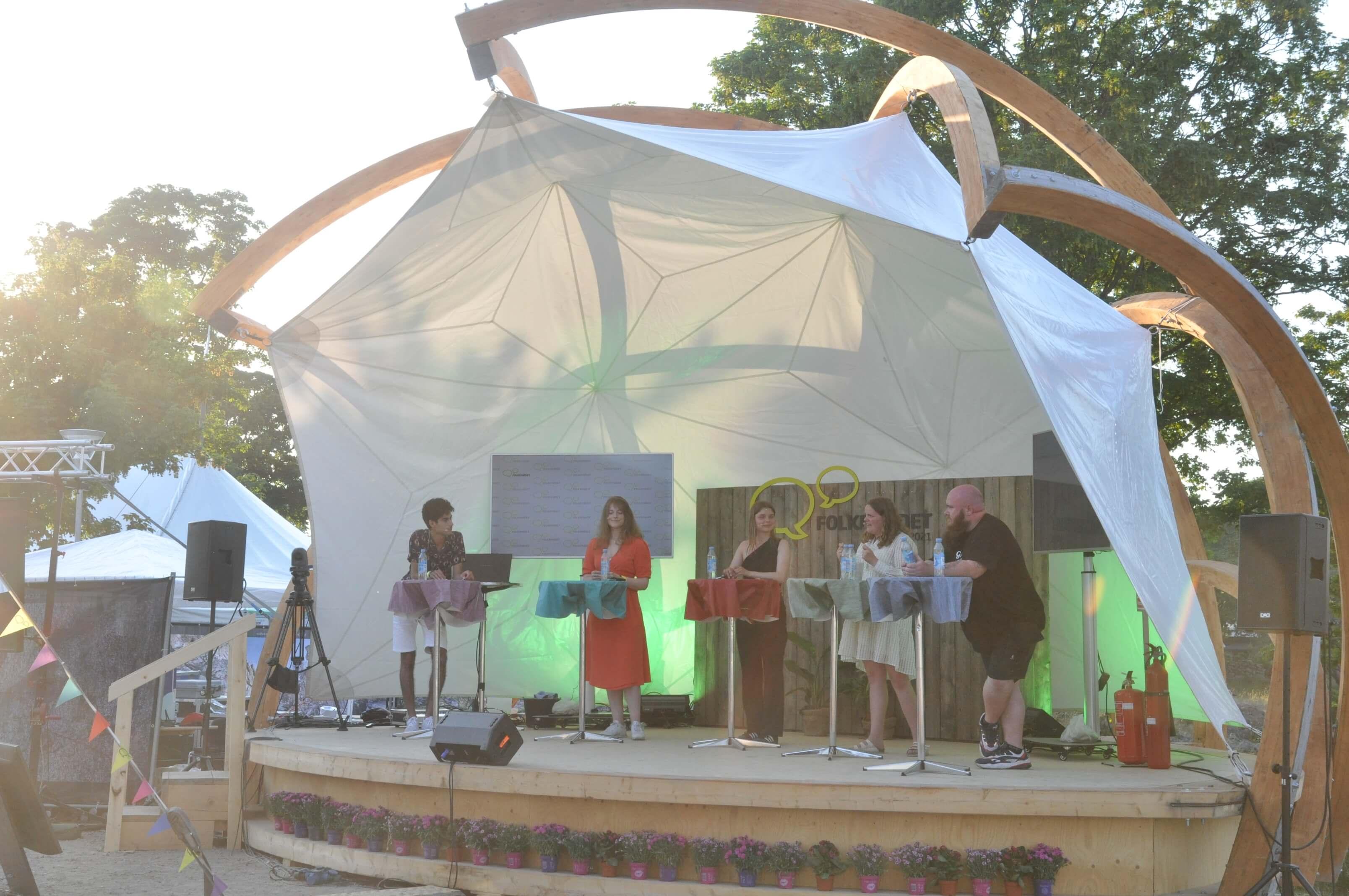 Fra venstre debatterede Nadim Mahmoud (Alt), moderator, Stine Eiby (DSU), KV-kandidat , Marie Madsen forkvinde for Netværket af Ungdomsråd, Nikoline Erbs Hillers-Bendtsen (Alt), KV-kandidat, og Morten Ryom, formand for 3F Ungdom, hvordan ungdommen bedre kan engageres i lokalpolitik. 
