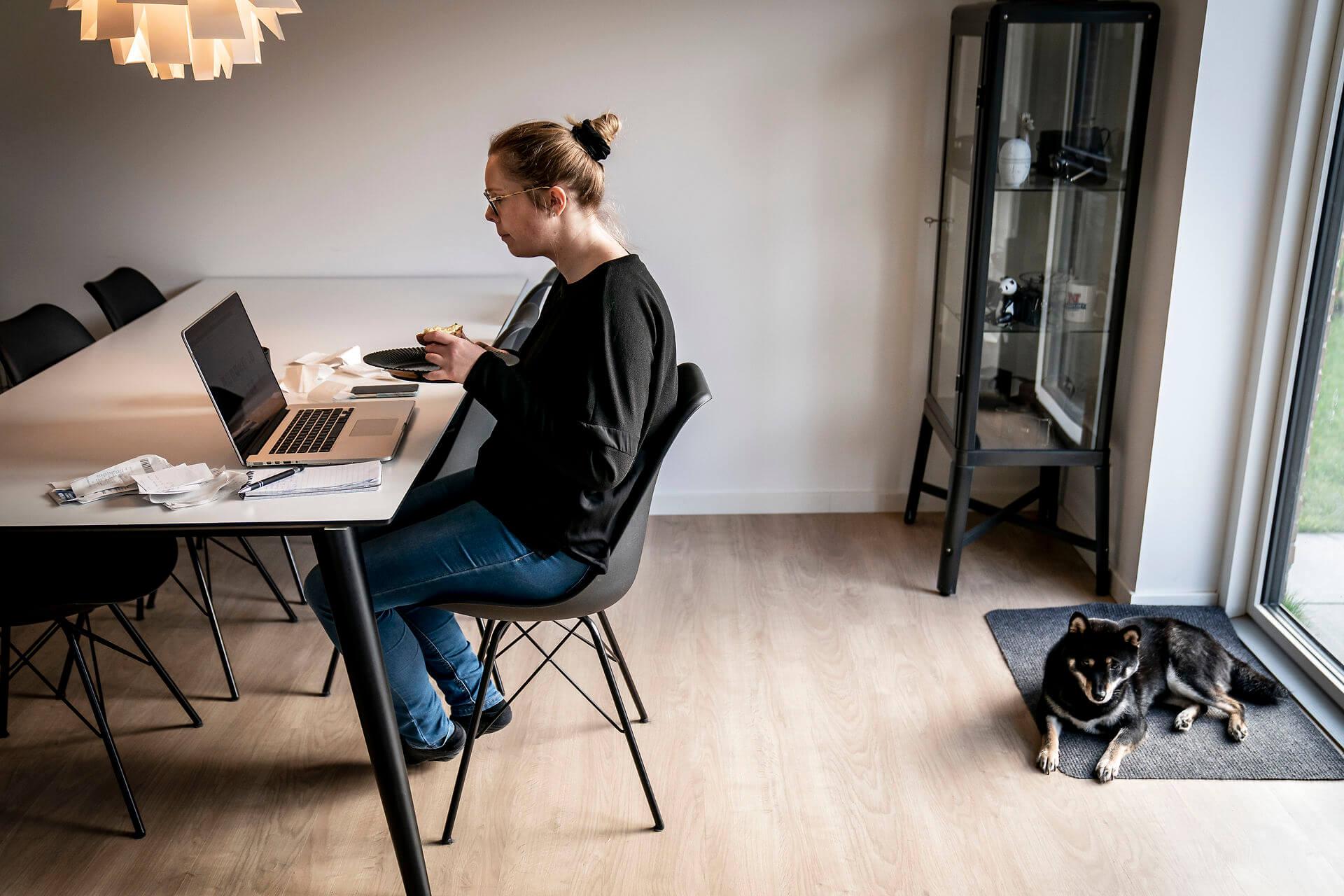 Når hverdagen melder sig ovenpå corona-restriktionerne er det slut med at sidde på en spisestol ved stuebordet og passe sit arbejde, hvis det  foregår i hjemmet. Arbejdsmiljøreglerne skal følges, og det kan skal regnes ind i udgifterne, når kommunerne fremover skal håndtere ønsket om en ny fordeling arbejdet hjemme/på arbejdspladsen.