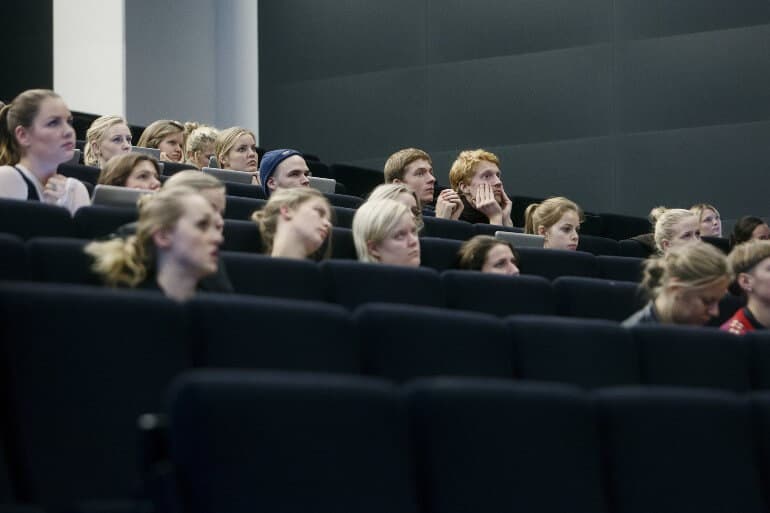 Når klokken slår et minut over midnat den 28. juli får ansøgerne svar på, om de er kommet ind på deres foretrukne uddannelse. (Arkivfoto).