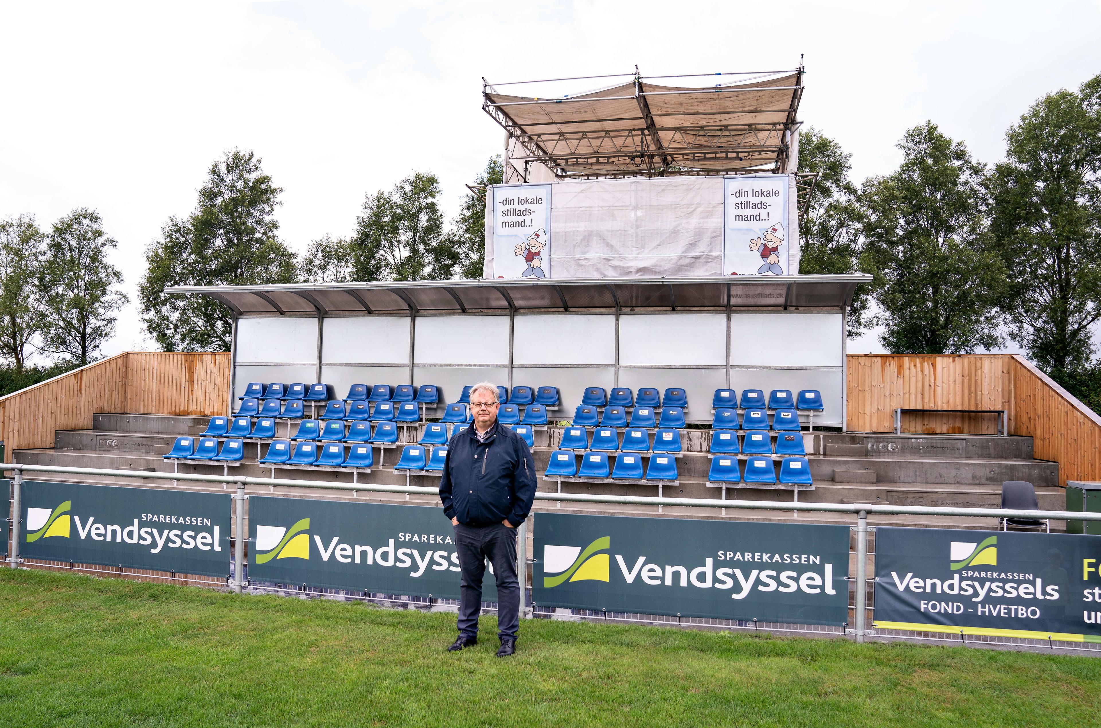 Mogens Gade (V), borgmester i Jammerbugt, skal have justeret budgettet, hvis FC Jammerbugt også næste år spiller i fodboldens 1. division. Jetsmark Stadion har plads til 70 siddende tilskuere, Divisionsforeningens stadionregler kræver 1.000 af slagsen og giver kun dispensation fra kravene en enkelt sæson.