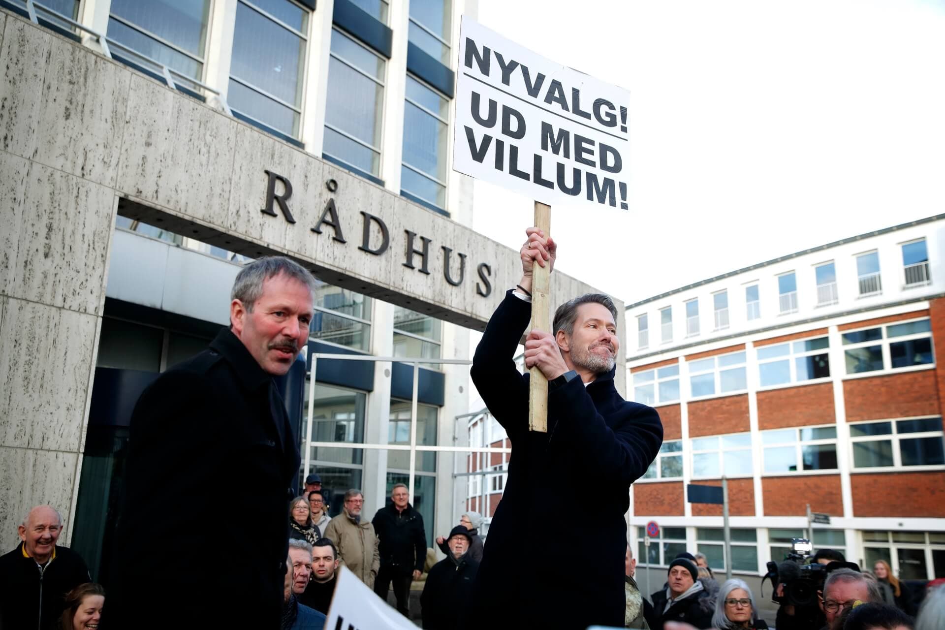 Konstitueringen i Slagelse vakte vrede blandt både borgere og politikere. Stén Knuth (V) tog selv del i protesterne foran rådhuset.