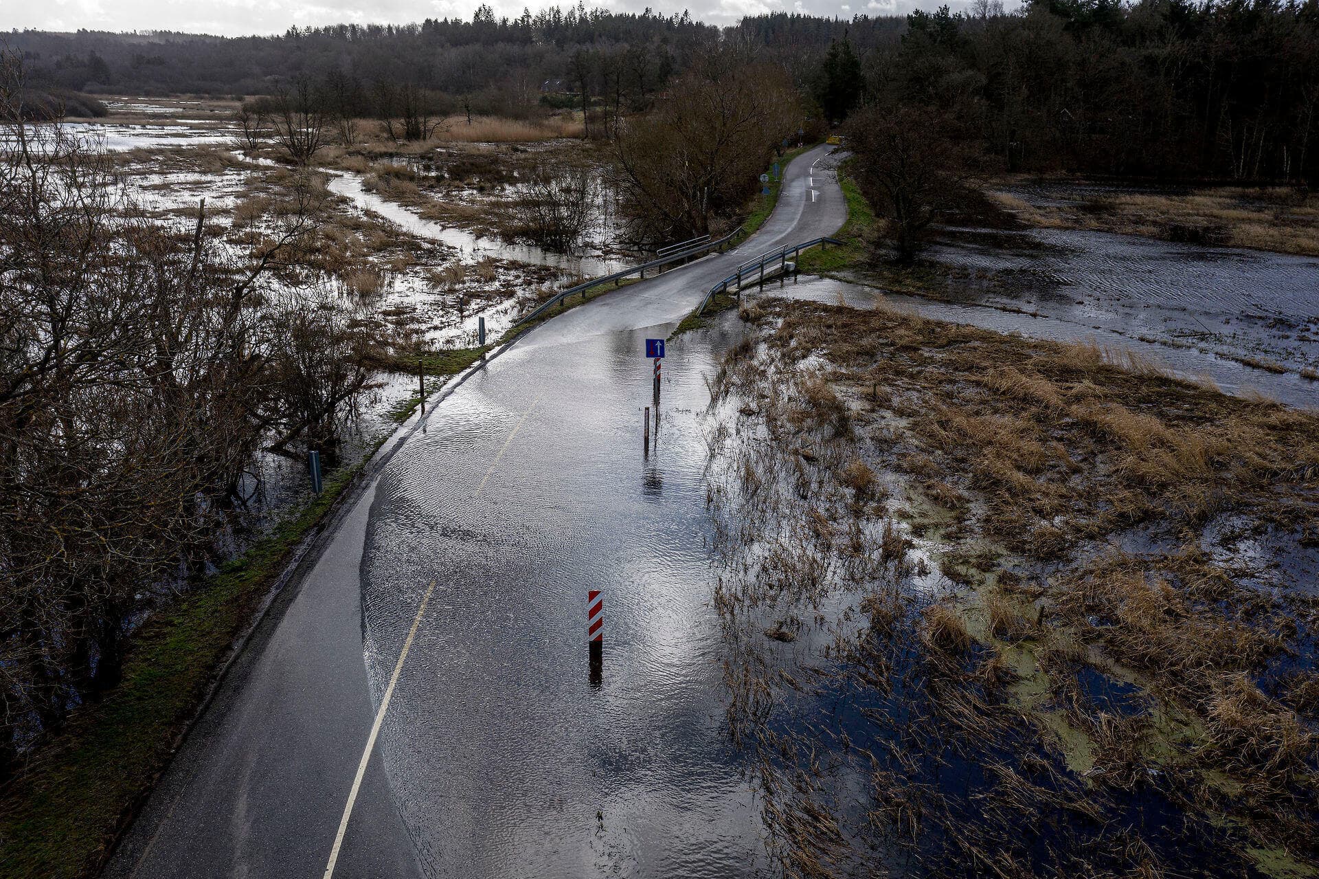 I klimaspørsmål kan det være en balanceakt at træffe vanskelige beslutninger og samtidig holde sig på god fod med borgere og virksomheder, konstaterer Dorthe Selmer, projektleder i EU LIFE-projektet Coast to Coast Climate Challenge, der har samlet en strategisk godtepose til formålet. 