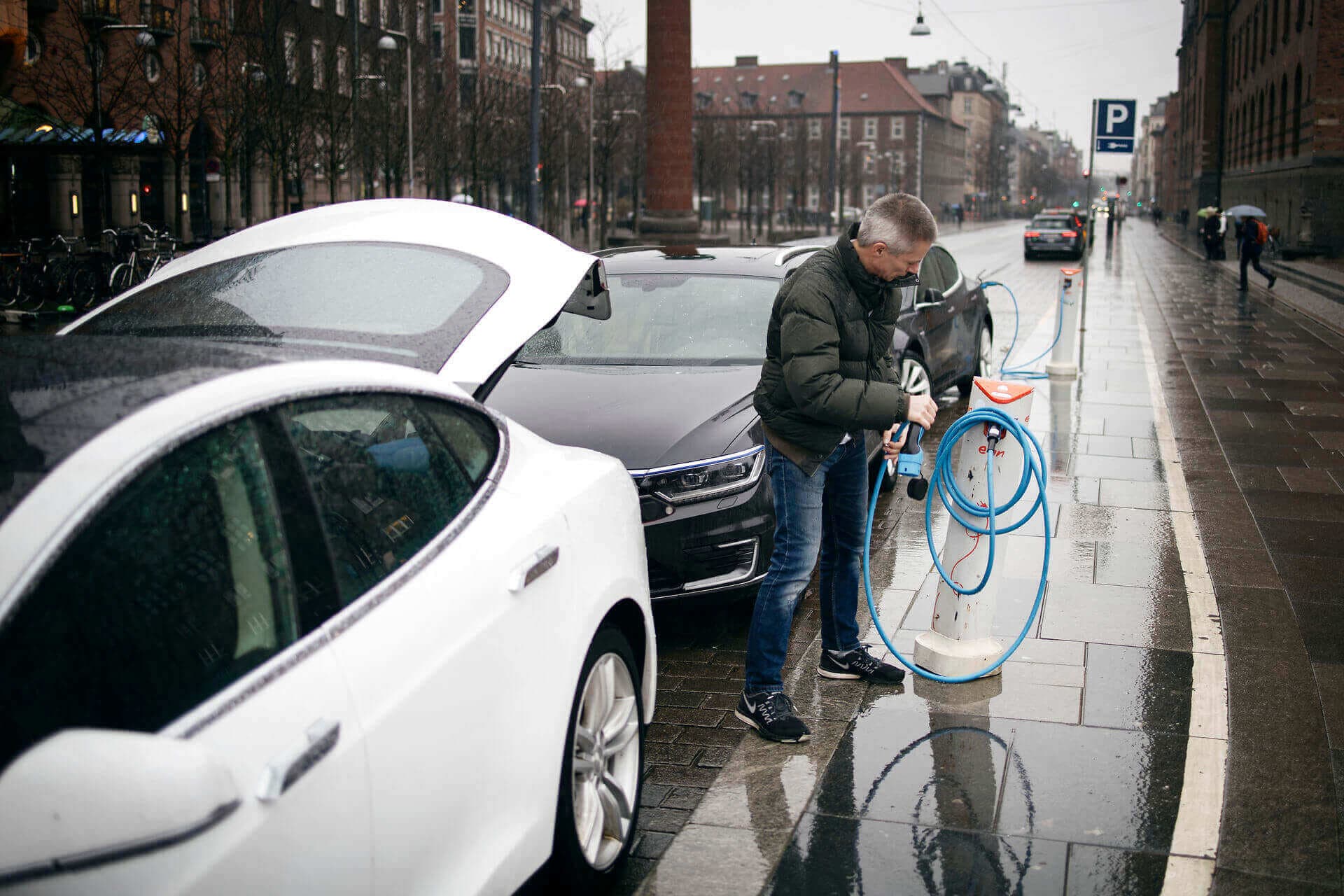 Senest til sommer forventes kommunerne at få mulighed for at tildele private virksomheder ret til at etablere og drive offentligt tilgængelige ladestandere, skriver partner i Bech-Bruun Anders Birkelund Nielsen.